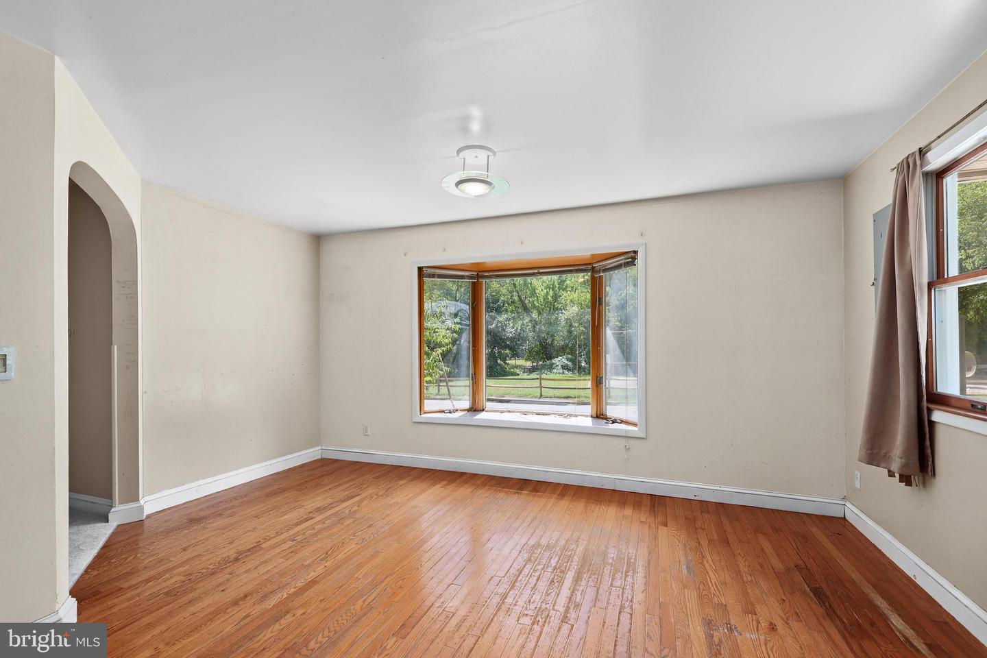 6830 CUSTIS PKWY, FALLS CHURCH, Virginia 22042, 5 Bedrooms Bedrooms, ,2 BathroomsBathrooms,Residential,For sale,6830 CUSTIS PKWY,VAFX2264548 MLS # VAFX2264548