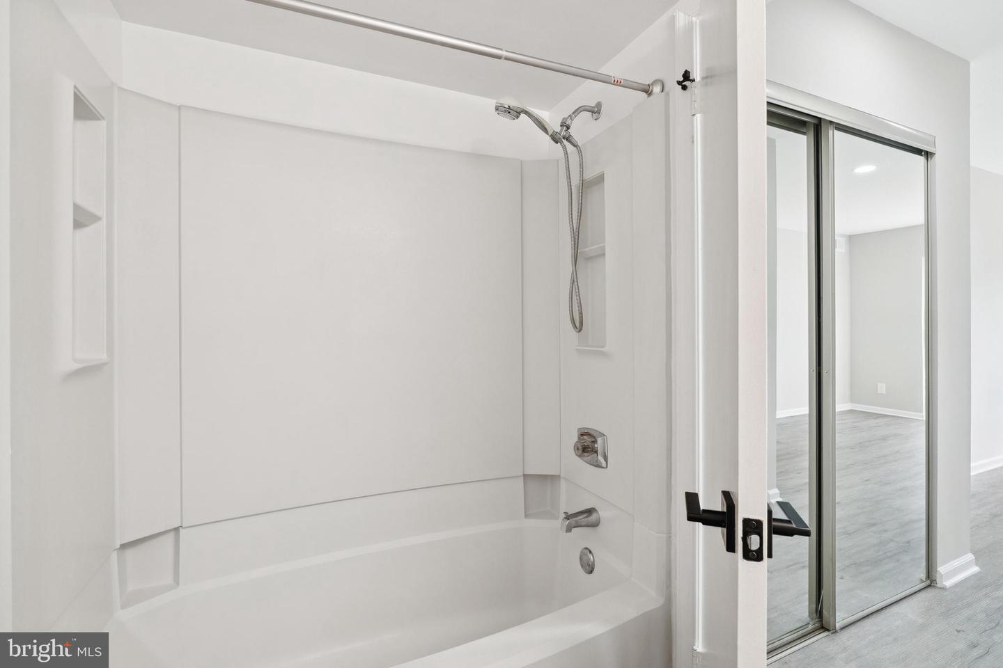 5806 COVE LANDING RD #304, BURKE, Virginia 22015, 2 Bedrooms Bedrooms, 4 Rooms Rooms,2 BathroomsBathrooms,Residential,For sale,5806 COVE LANDING RD #304,VAFX2263004 MLS # VAFX2263004