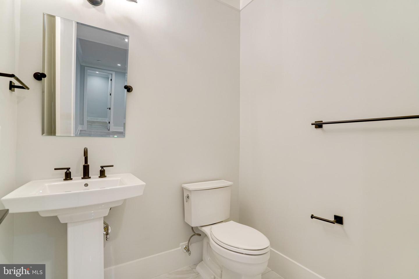 4003 ANNANDALE RD, ANNANDALE, Virginia 22003, 4 Bedrooms Bedrooms, ,3 BathroomsBathrooms,Residential,For sale,4003 ANNANDALE RD,VAFX2223824 MLS # VAFX2223824