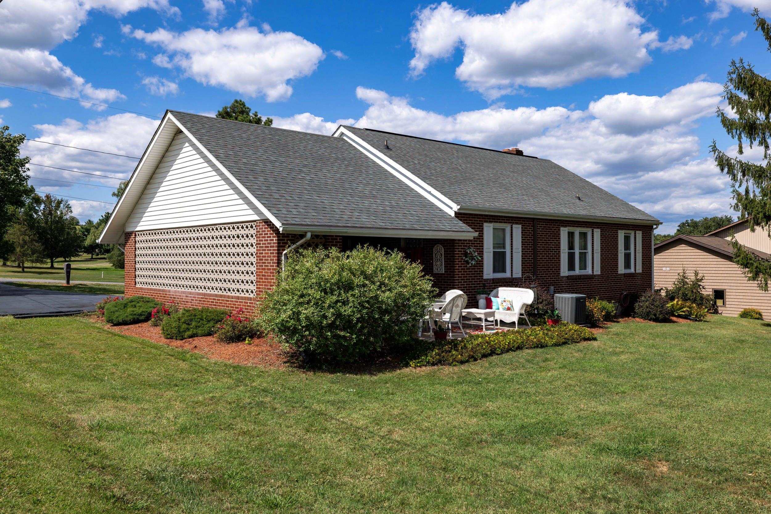Attractive variegated architectural shingled roof!