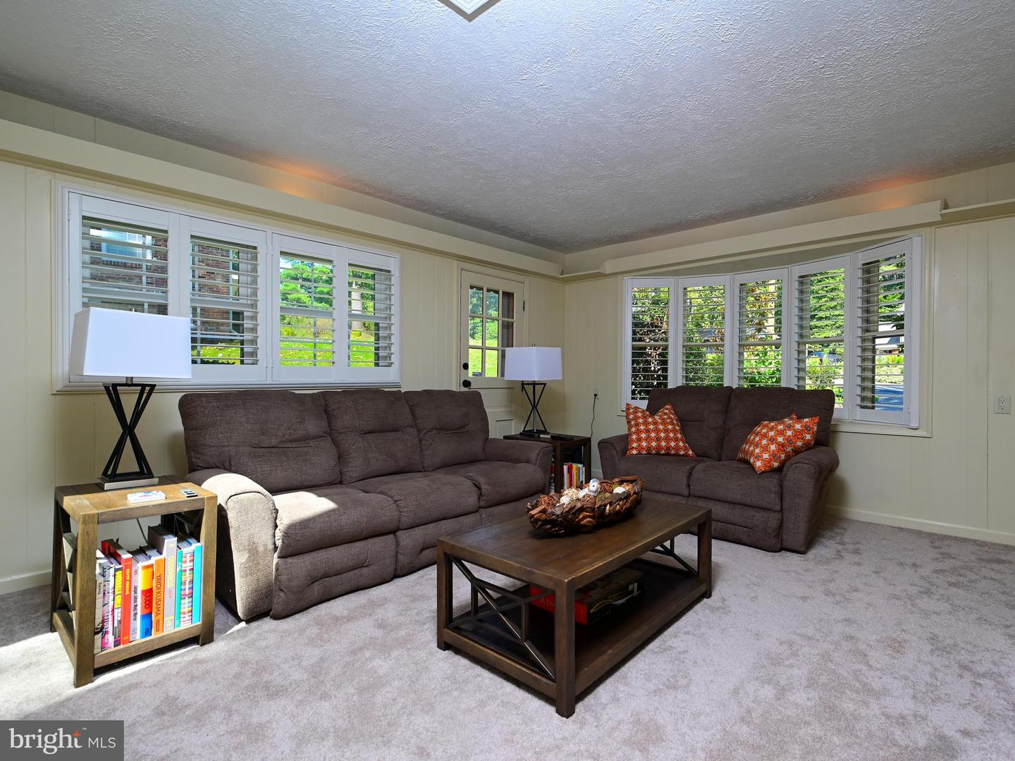 5024 KINGSTON DR, ANNANDALE, Virginia 22003, 4 Bedrooms Bedrooms, 16 Rooms Rooms,2 BathroomsBathrooms,Residential,For sale,5024 KINGSTON DR,VAFX2264316 MLS # VAFX2264316