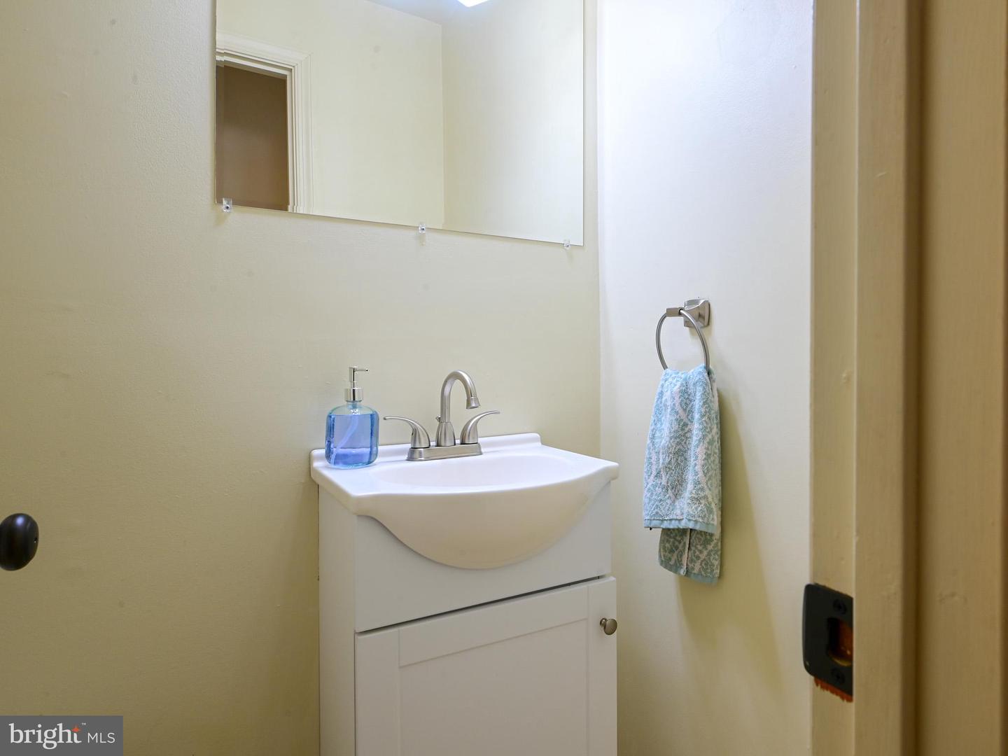 5024 KINGSTON DR, ANNANDALE, Virginia 22003, 4 Bedrooms Bedrooms, 16 Rooms Rooms,2 BathroomsBathrooms,Residential,For sale,5024 KINGSTON DR,VAFX2264316 MLS # VAFX2264316