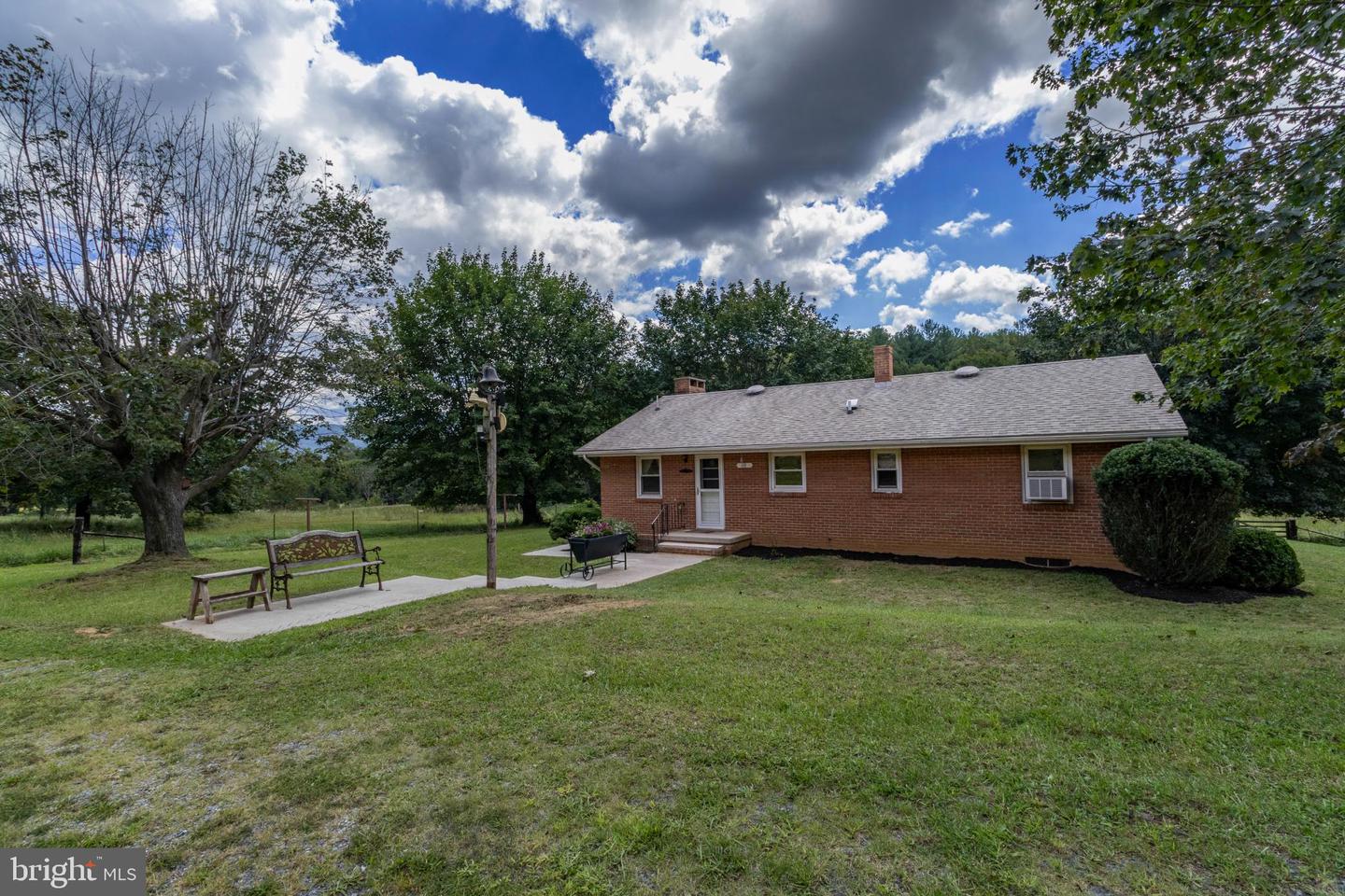90 SMEDLEY LN, BENTONVILLE, Virginia 22610, 3 Bedrooms Bedrooms, 5 Rooms Rooms,2 BathroomsBathrooms,Residential,For sale,90 SMEDLEY LN,VAWR2012186 MLS # VAWR2012186