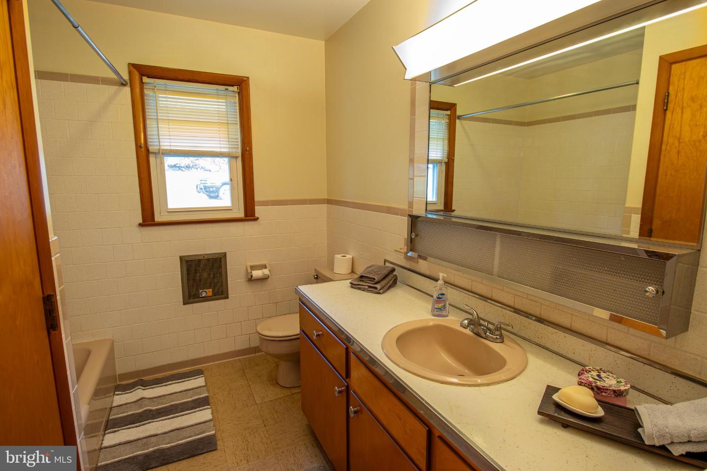 90 SMEDLEY LN, BENTONVILLE, Virginia 22610, 3 Bedrooms Bedrooms, 5 Rooms Rooms,2 BathroomsBathrooms,Residential,For sale,90 SMEDLEY LN,VAWR2012186 MLS # VAWR2012186