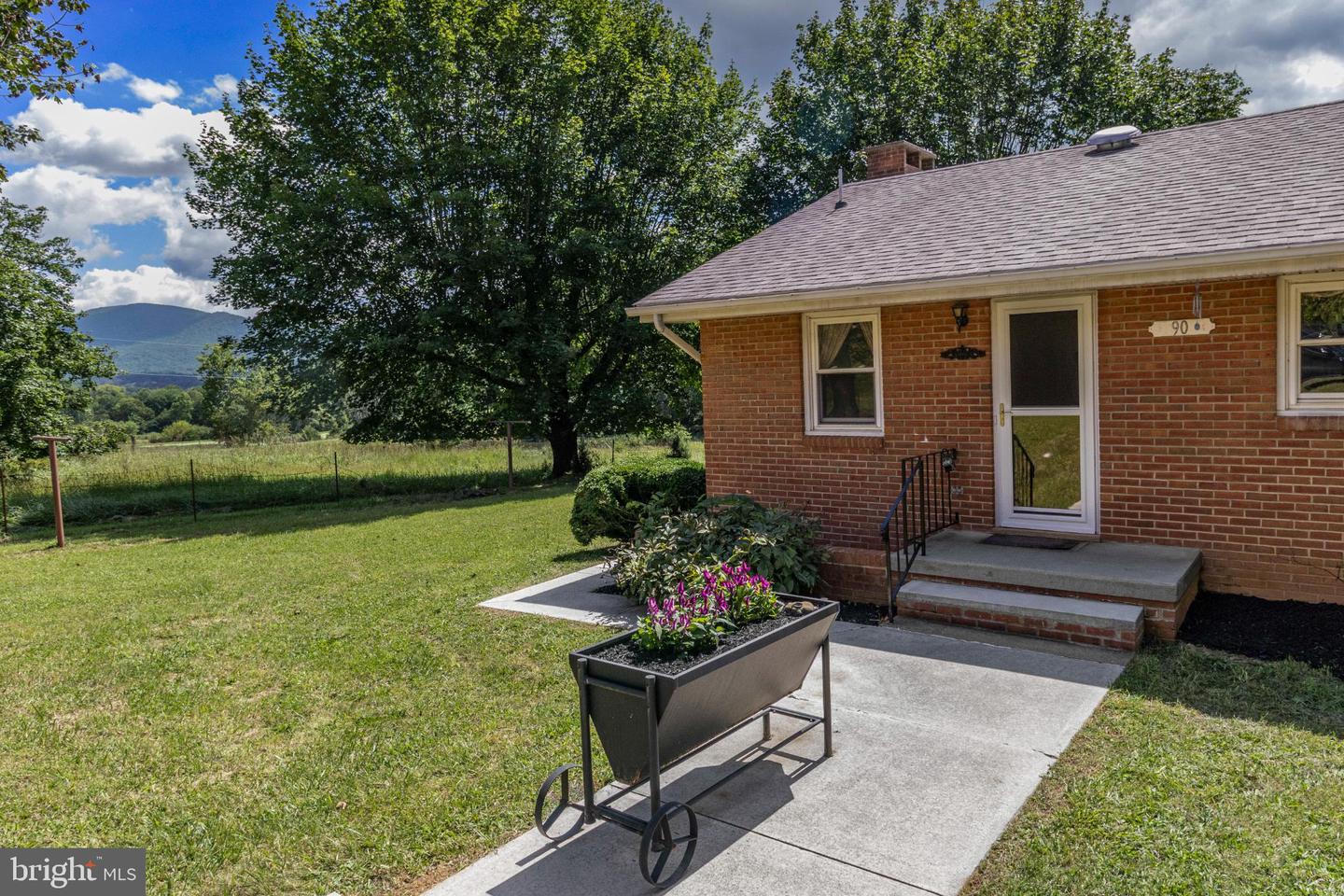 90 SMEDLEY LN, BENTONVILLE, Virginia 22610, 3 Bedrooms Bedrooms, 5 Rooms Rooms,2 BathroomsBathrooms,Residential,For sale,90 SMEDLEY LN,VAWR2012186 MLS # VAWR2012186