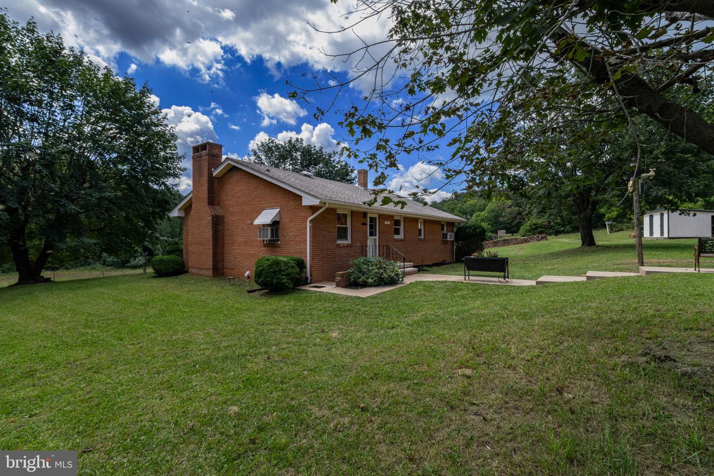 90 SMEDLEY LN, BENTONVILLE, Virginia 22610, 3 Bedrooms Bedrooms, 5 Rooms Rooms,2 BathroomsBathrooms,Residential,For sale,90 SMEDLEY LN,VAWR2012186 MLS # VAWR2012186