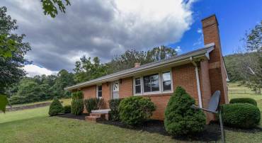 90 SMEDLEY LN, BENTONVILLE, Virginia 22610, 3 Bedrooms Bedrooms, 5 Rooms Rooms,2 BathroomsBathrooms,Residential,For sale,90 SMEDLEY LN,VAWR2012186 MLS # VAWR2012186