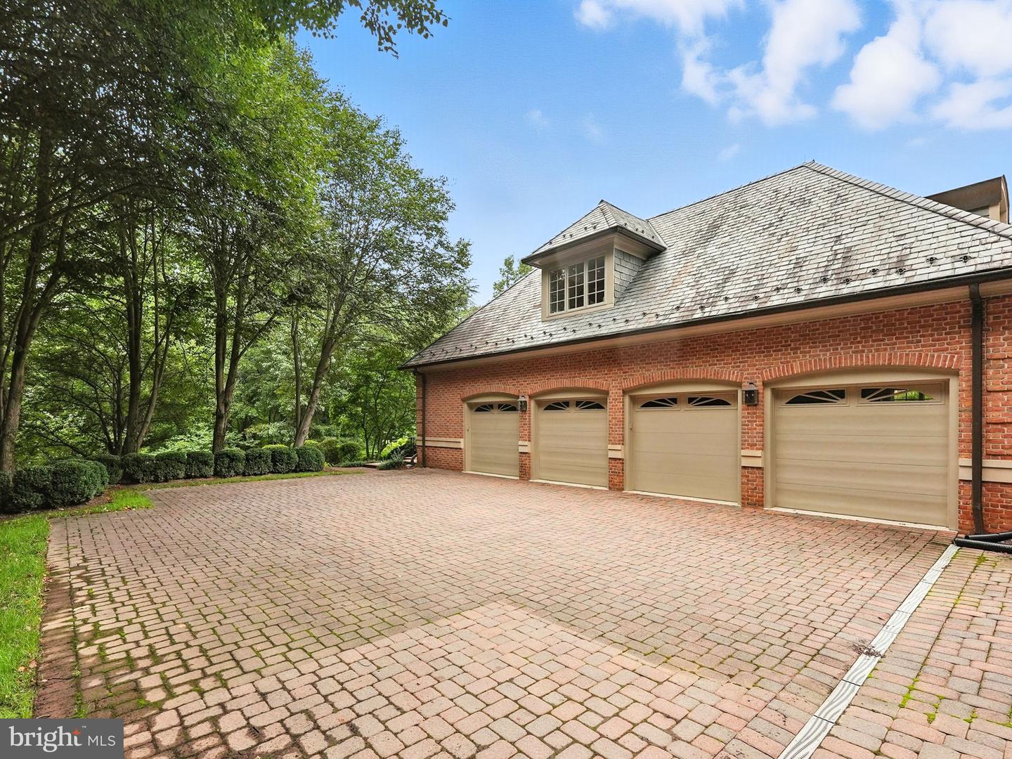 688 ROSSMORE CT., GREAT FALLS, Virginia 22066, 5 Bedrooms Bedrooms, ,6 BathroomsBathrooms,Residential,For sale,688 ROSSMORE CT.,VAFX2209652 MLS # VAFX2209652