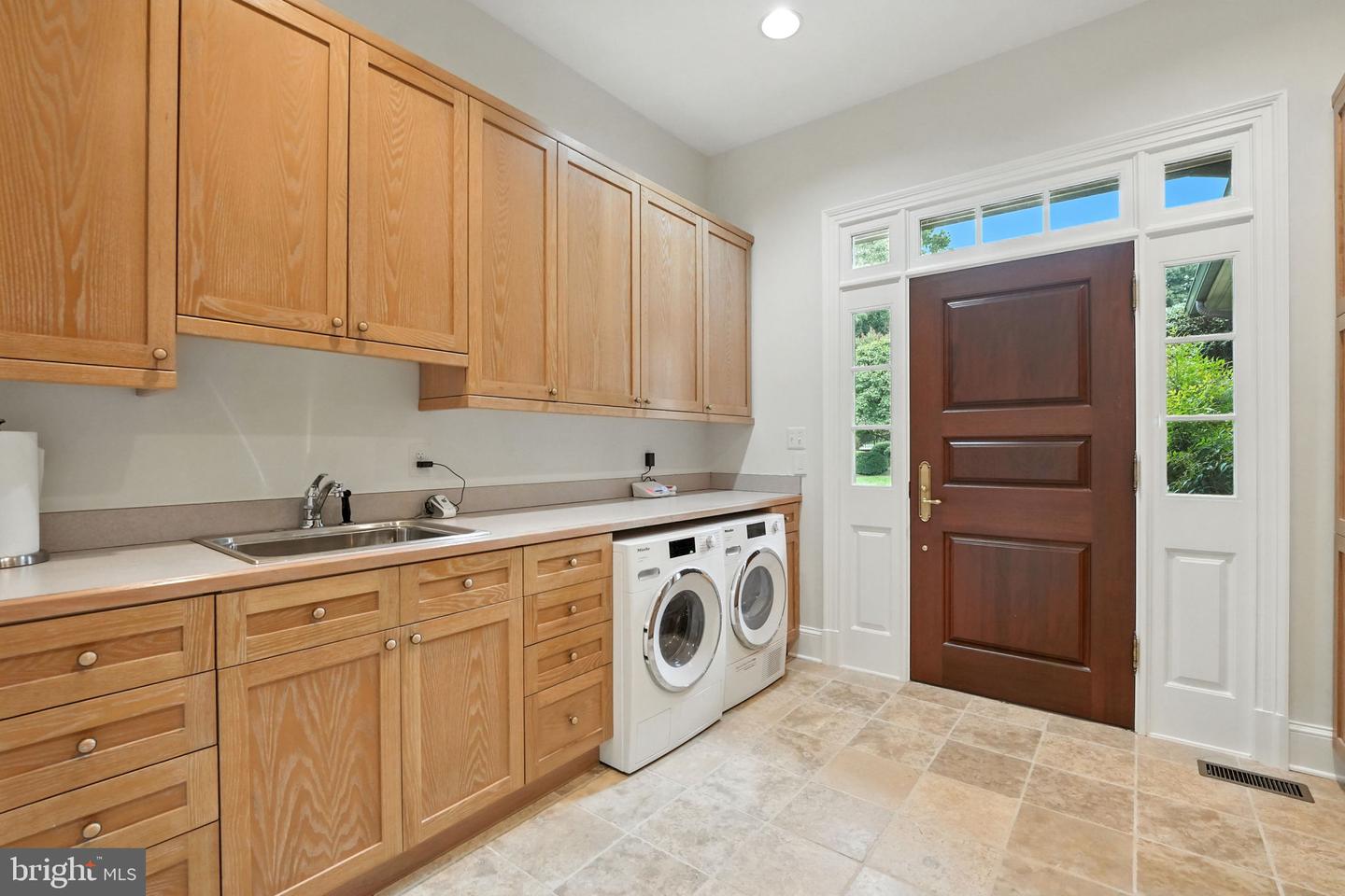 688 ROSSMORE CT., GREAT FALLS, Virginia 22066, 5 Bedrooms Bedrooms, ,6 BathroomsBathrooms,Residential,For sale,688 ROSSMORE CT.,VAFX2209652 MLS # VAFX2209652