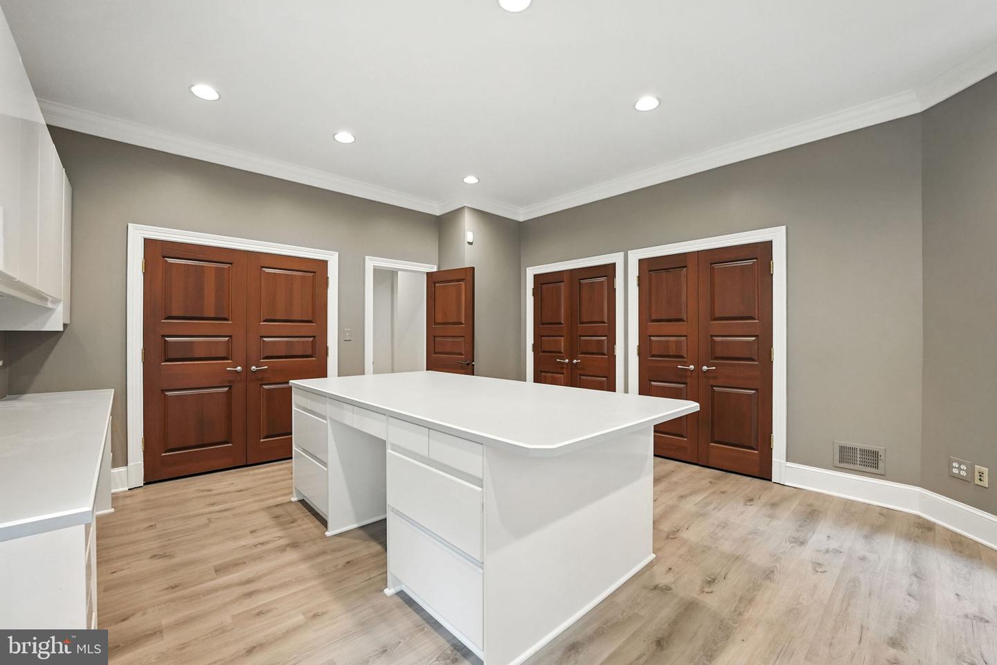 688 ROSSMORE CT., GREAT FALLS, Virginia 22066, 5 Bedrooms Bedrooms, ,6 BathroomsBathrooms,Residential,For sale,688 ROSSMORE CT.,VAFX2209652 MLS # VAFX2209652