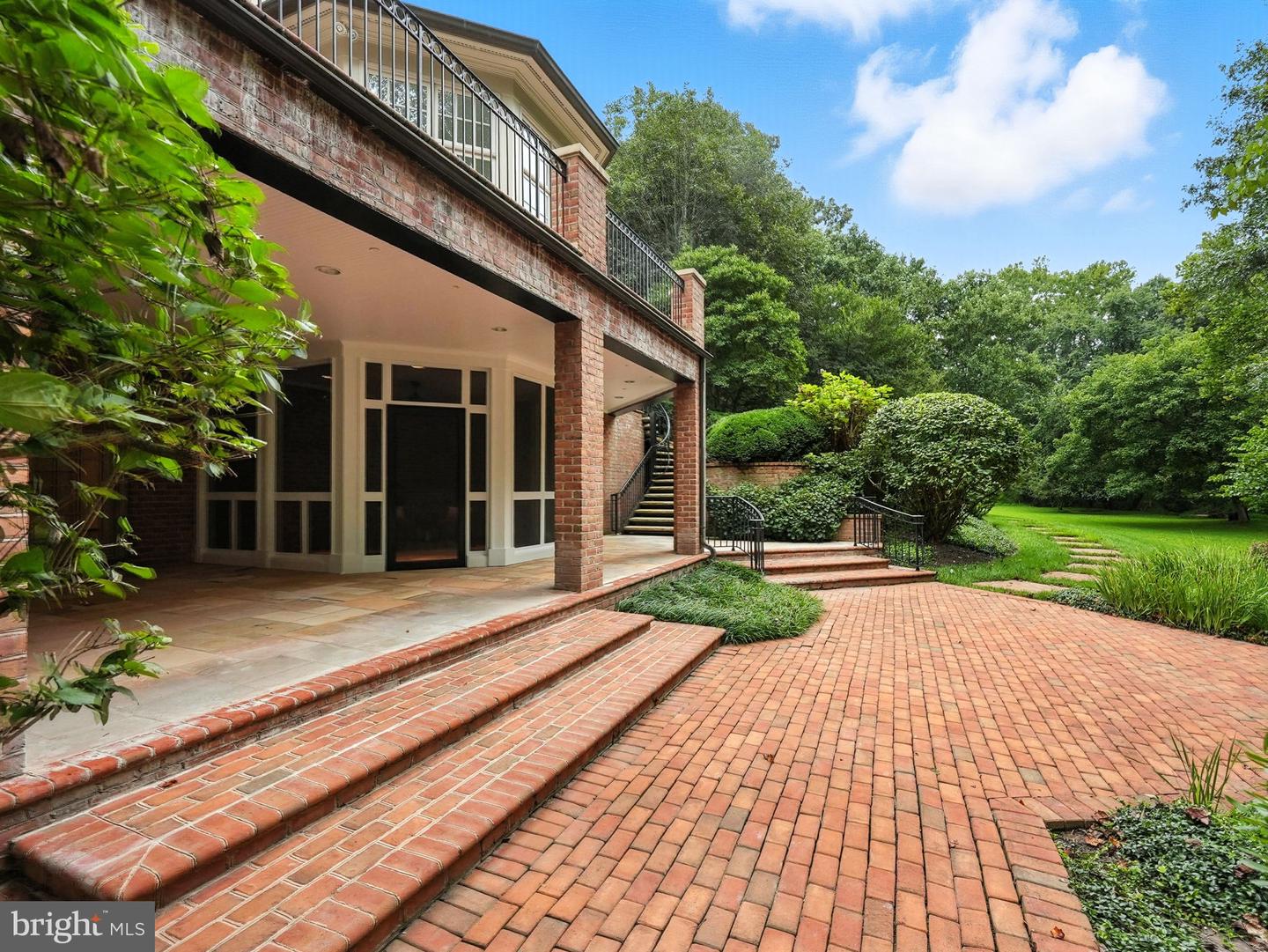 688 ROSSMORE CT., GREAT FALLS, Virginia 22066, 5 Bedrooms Bedrooms, ,6 BathroomsBathrooms,Residential,For sale,688 ROSSMORE CT.,VAFX2209652 MLS # VAFX2209652