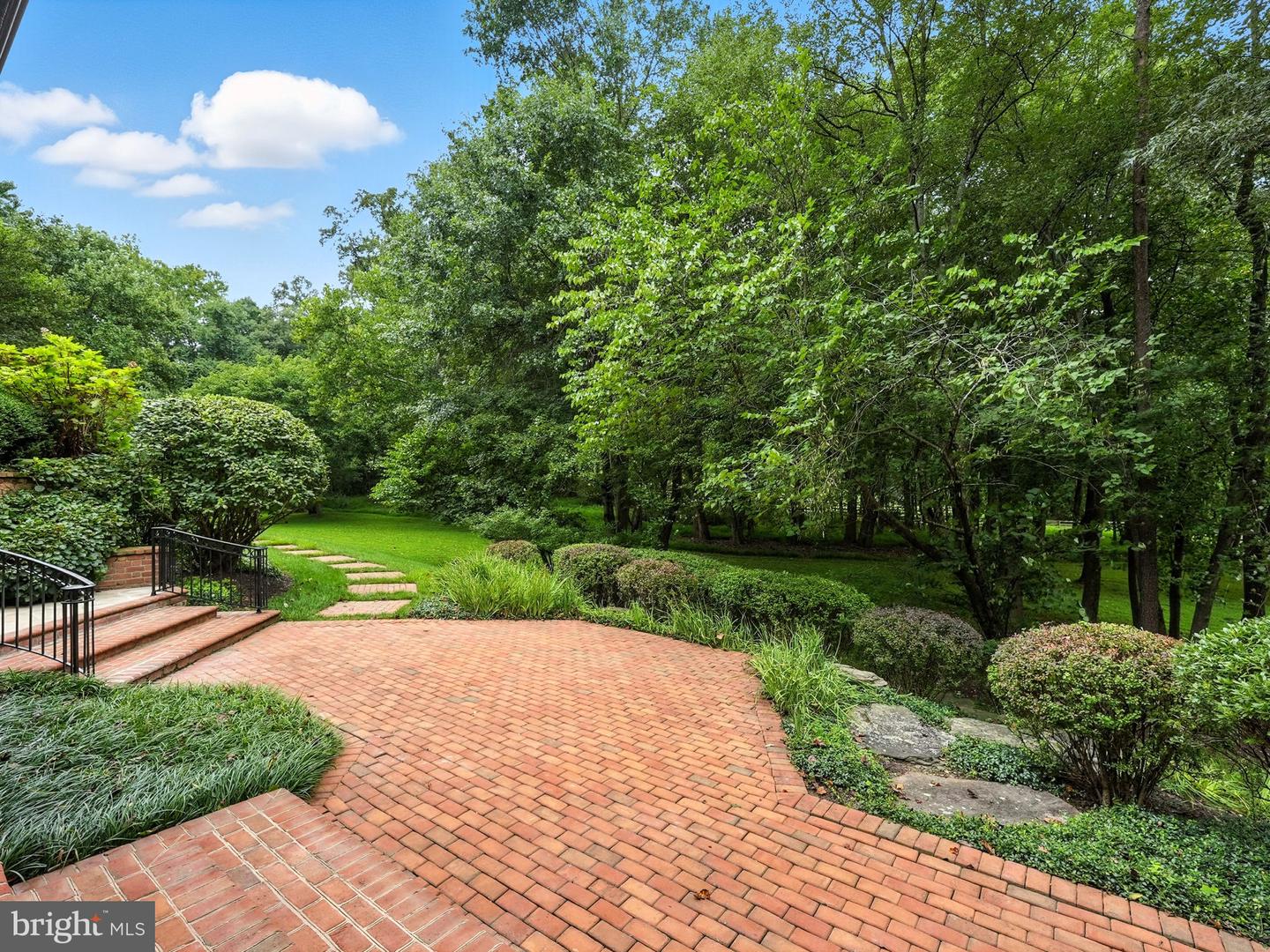 688 ROSSMORE CT., GREAT FALLS, Virginia 22066, 5 Bedrooms Bedrooms, ,6 BathroomsBathrooms,Residential,For sale,688 ROSSMORE CT.,VAFX2209652 MLS # VAFX2209652