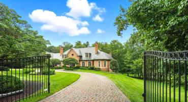 688 ROSSMORE CT., GREAT FALLS, Virginia 22066, 5 Bedrooms Bedrooms, ,6 BathroomsBathrooms,Residential,For sale,688 ROSSMORE CT.,VAFX2209652 MLS # VAFX2209652