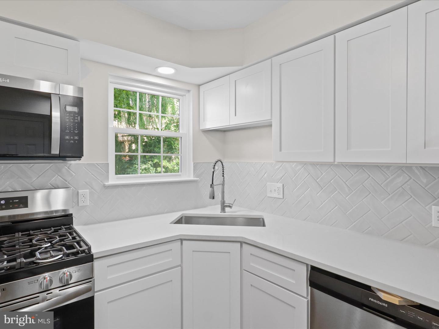 6110 OUST LN, WOODBRIDGE, Virginia 22193, 4 Bedrooms Bedrooms, ,2 BathroomsBathrooms,Residential,For sale,6110 OUST LN,VAPW2101292 MLS # VAPW2101292