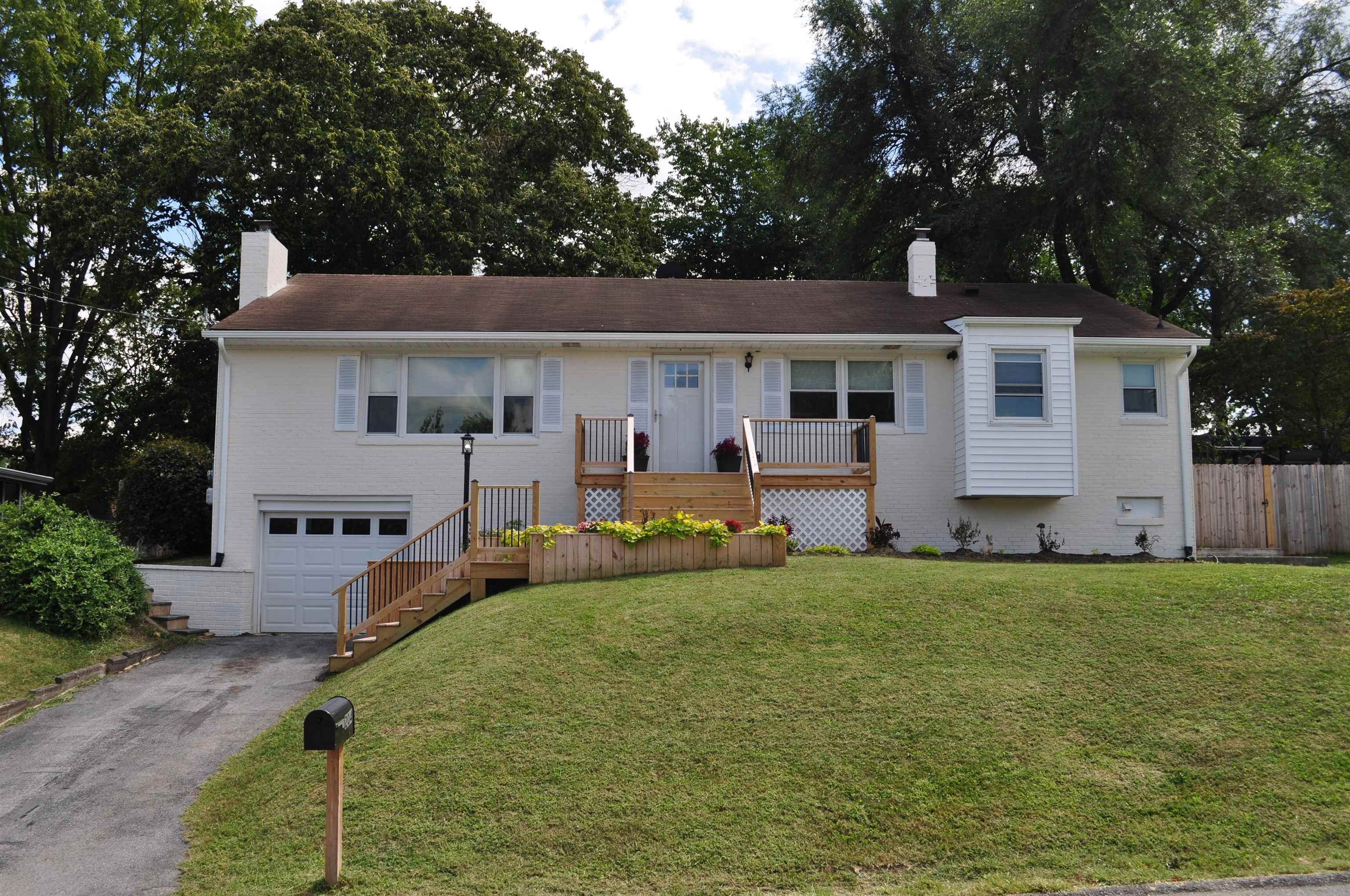 204 BURNLEY DR, STAUNTON, Virginia 24401, 3 Bedrooms Bedrooms, ,2 BathroomsBathrooms,Residential,204 BURNLEY DR,667007 MLS # 667007