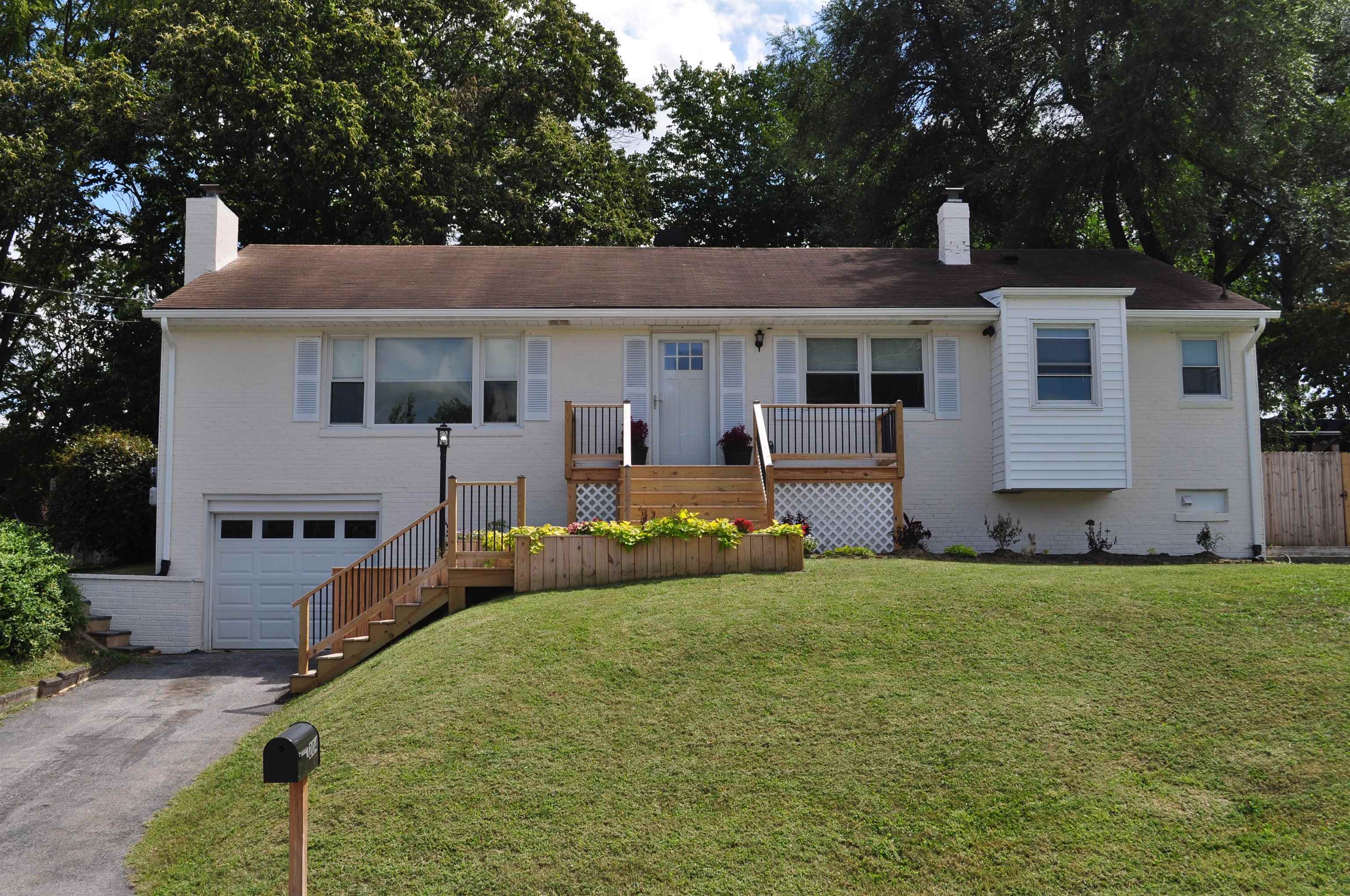 204 BURNLEY DR, STAUNTON, Virginia 24401, 3 Bedrooms Bedrooms, ,2 BathroomsBathrooms,Residential,204 BURNLEY DR,667007 MLS # 667007