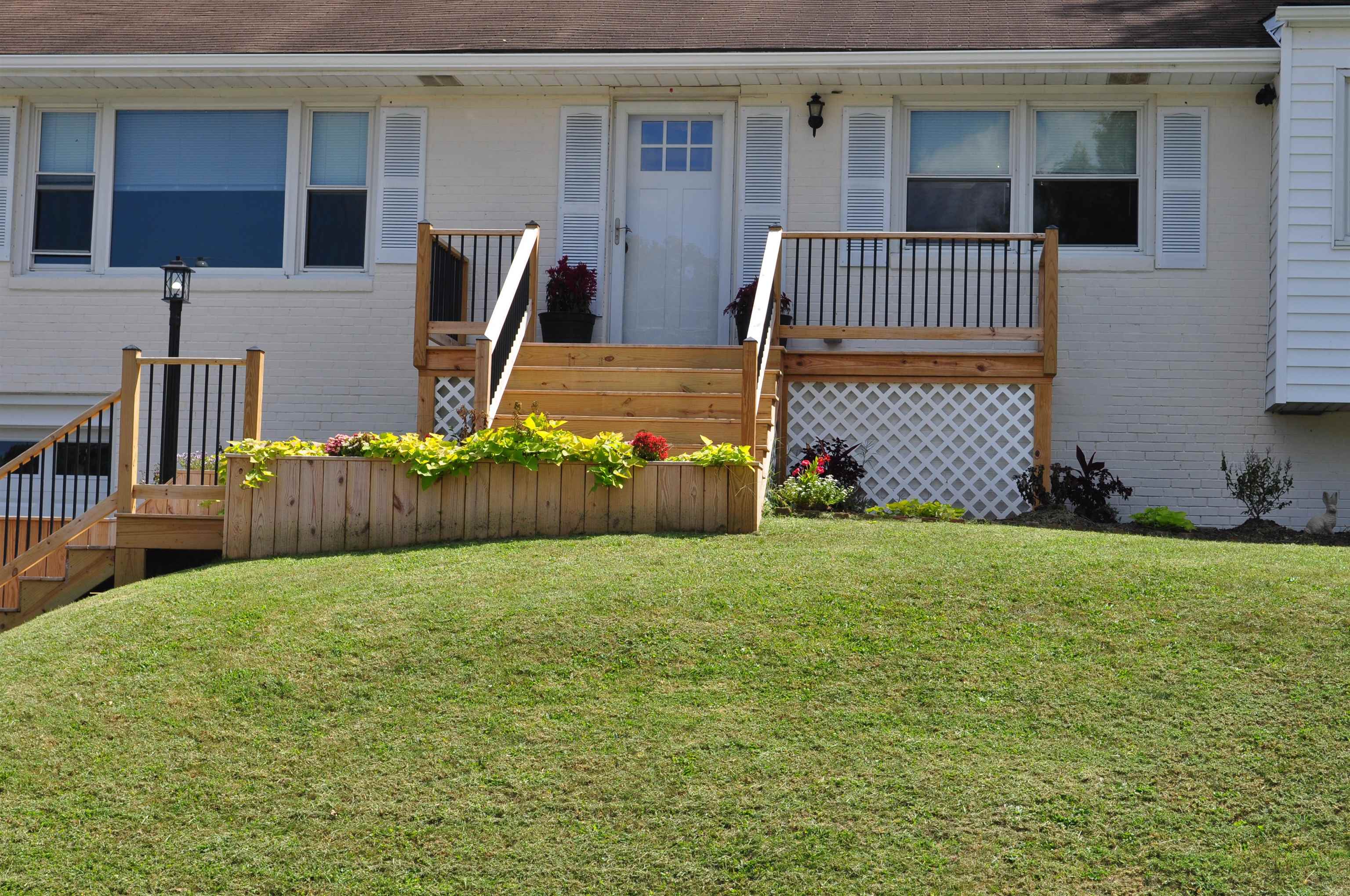 204 BURNLEY DR, STAUNTON, Virginia 24401, 3 Bedrooms Bedrooms, ,2 BathroomsBathrooms,Residential,204 BURNLEY DR,667007 MLS # 667007