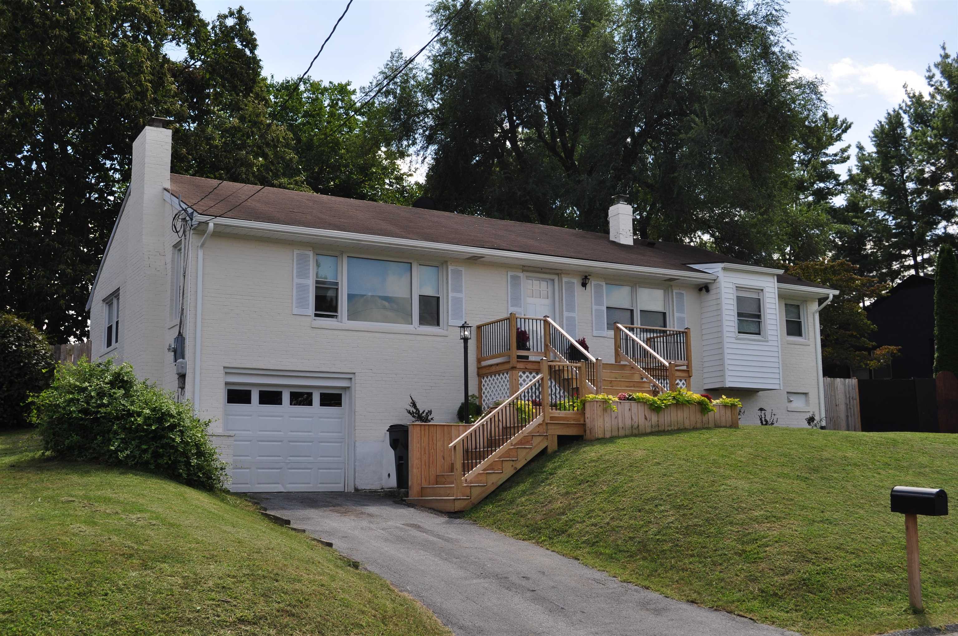 204 BURNLEY DR, STAUNTON, Virginia 24401, 3 Bedrooms Bedrooms, ,2 BathroomsBathrooms,Residential,204 BURNLEY DR,667007 MLS # 667007