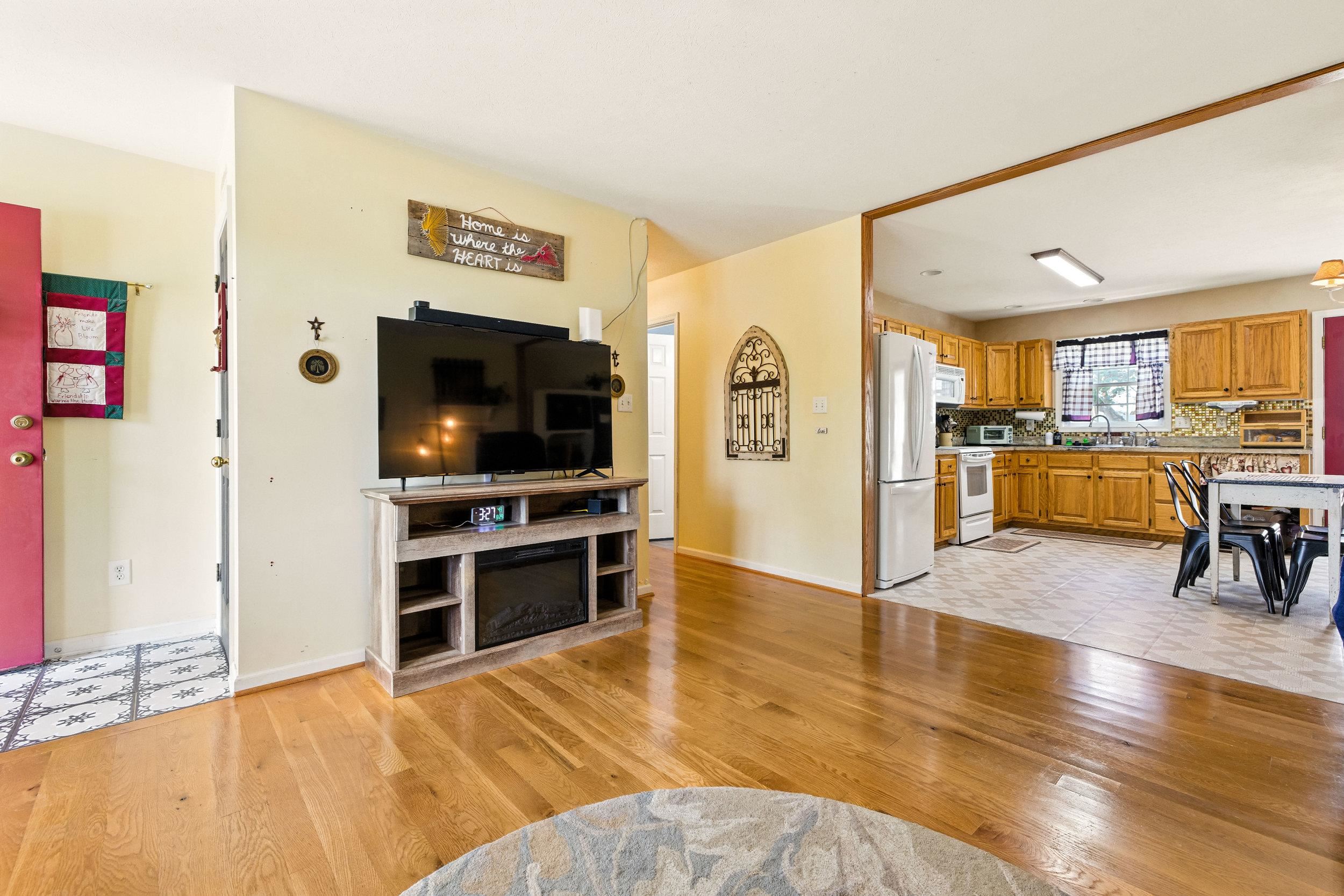 18 S FOXHALL LN, WEYERS CAVE, Virginia 24486, 4 Bedrooms Bedrooms, ,2 BathroomsBathrooms,Residential,18 S FOXHALL LN,668549 MLS # 668549