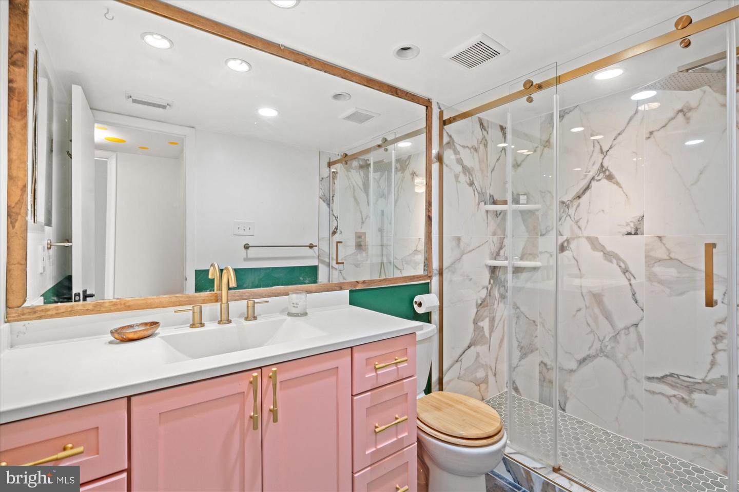 132 ROBERTS LN #303, ALEXANDRIA, Virginia 22314, 1 Bedroom Bedrooms, ,1 BathroomBathrooms,Residential,For sale,132 ROBERTS LN #303,VAAX2049120 MLS # VAAX2049120