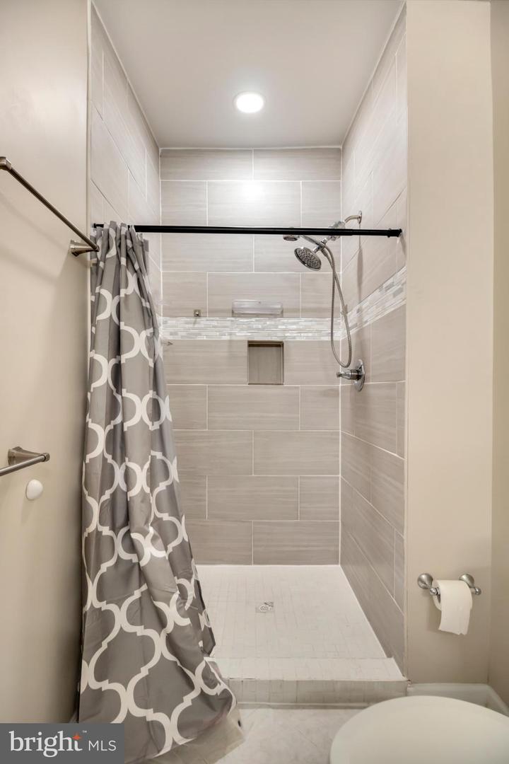 2512 JAMAICA DR, ALEXANDRIA, Virginia 22303, 4 Bedrooms Bedrooms, 7 Rooms Rooms,3 BathroomsBathrooms,Residential,For sale,2512 JAMAICA DR,VAFX2264620 MLS # VAFX2264620