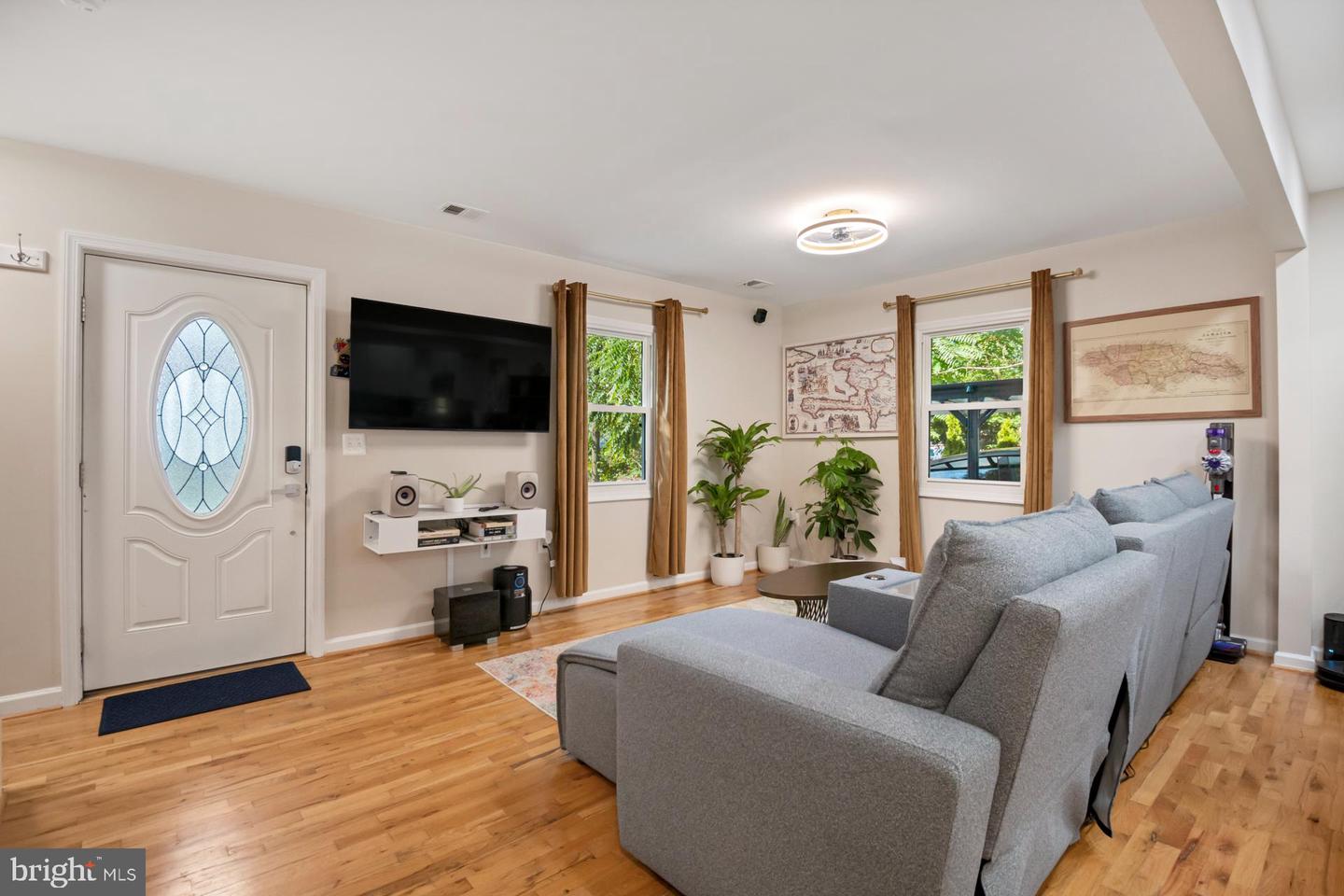 2512 JAMAICA DR, ALEXANDRIA, Virginia 22303, 4 Bedrooms Bedrooms, 7 Rooms Rooms,3 BathroomsBathrooms,Residential,For sale,2512 JAMAICA DR,VAFX2264620 MLS # VAFX2264620