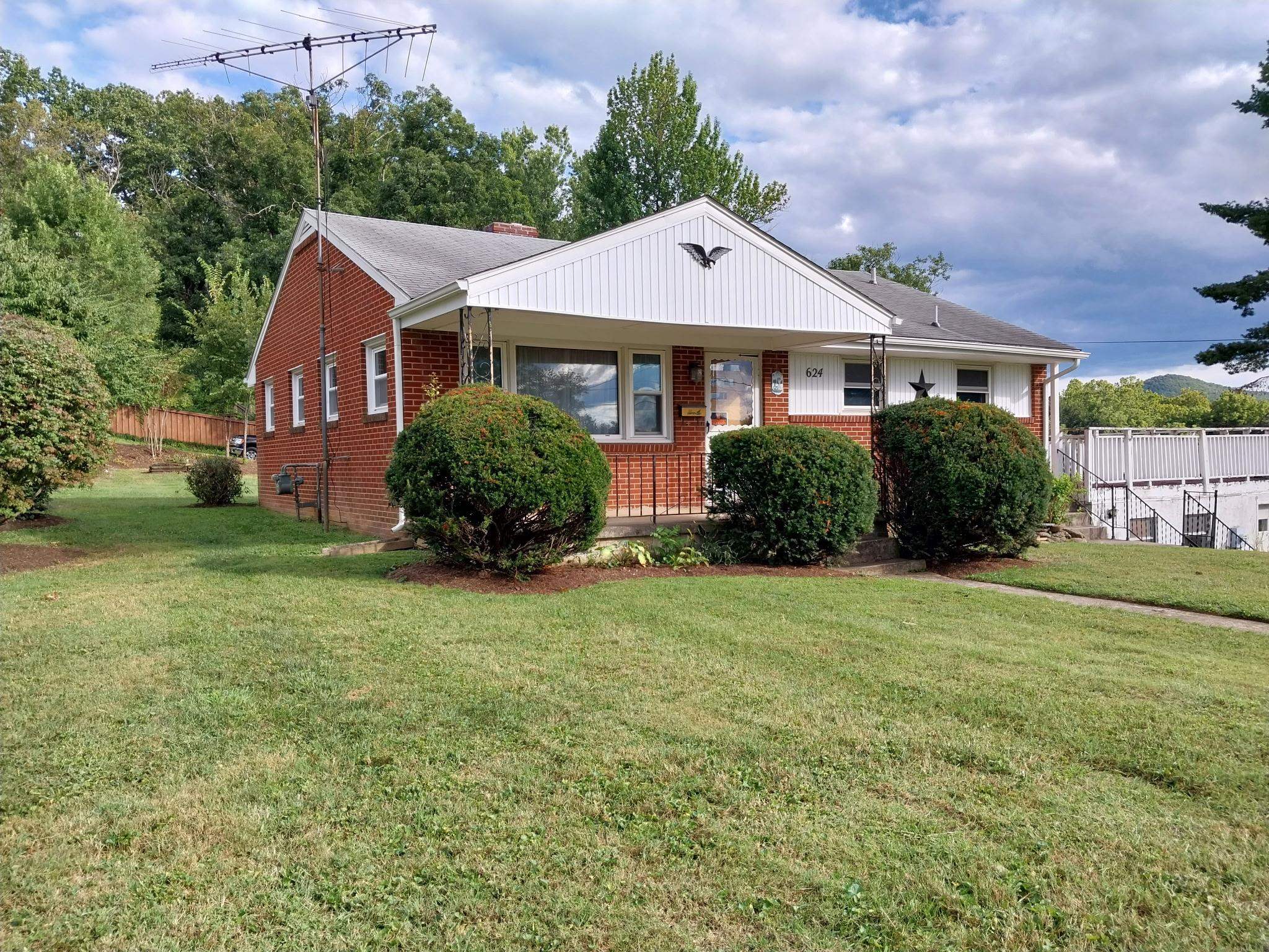 624 S MAGNOLIA DR, WAYNESBORO, Virginia 22980, 3 Bedrooms Bedrooms, ,1 BathroomBathrooms,Residential,624 S MAGNOLIA DR,668557 MLS # 668557