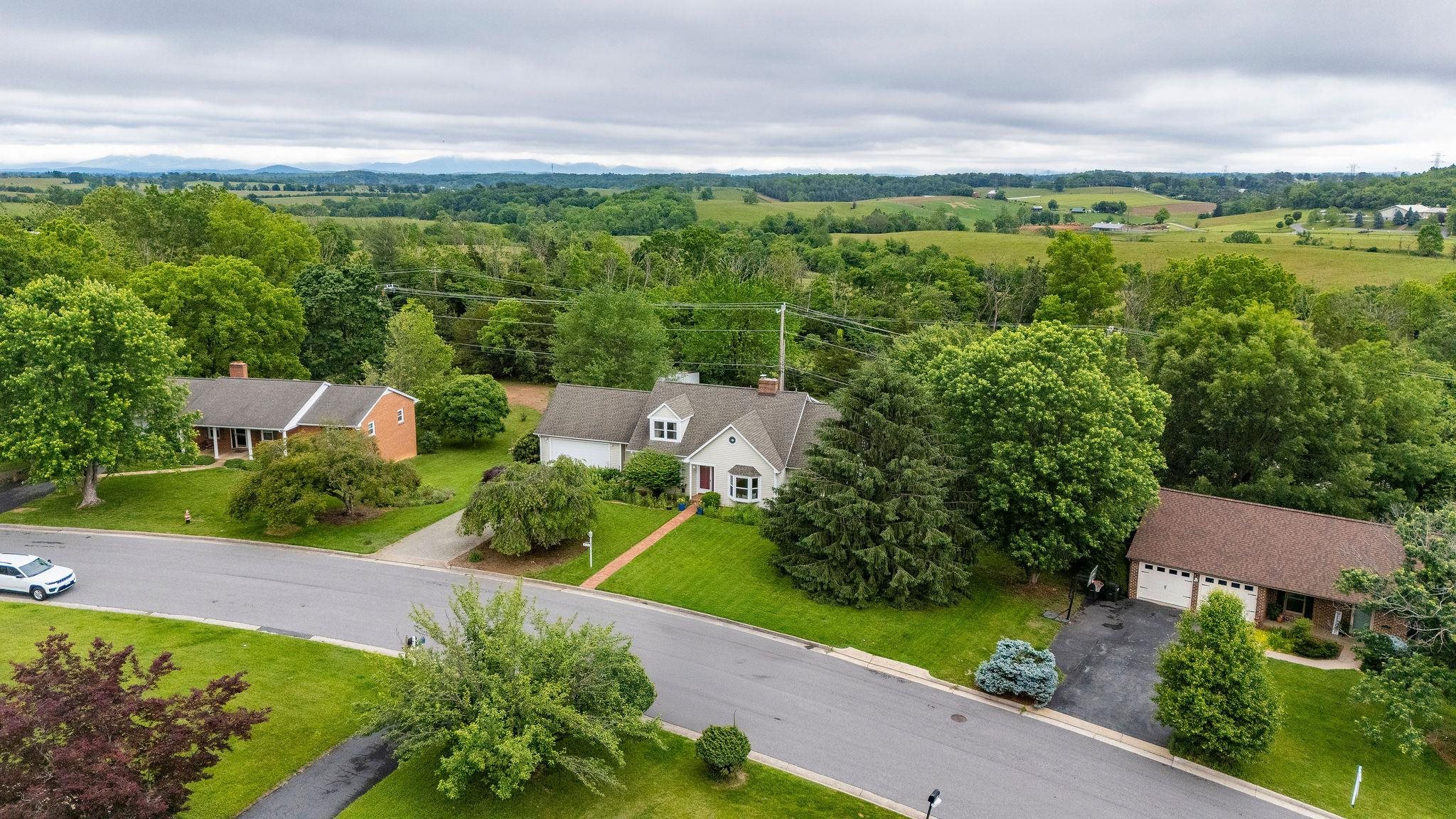 814 LAMMERMOOR DR, STAUNTON, Virginia 24401, 5 Bedrooms Bedrooms, ,3 BathroomsBathrooms,Residential,814 LAMMERMOOR DR,668566 MLS # 668566