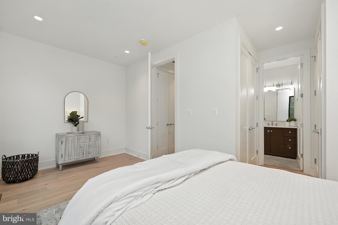 3622 S ST NW, WASHINGTON, District Of Columbia 20007, 5 Bedrooms Bedrooms, ,5 BathroomsBathrooms,Residential,For sale,3622 S ST NW,DCDC2214292 MLS # DCDC2214292