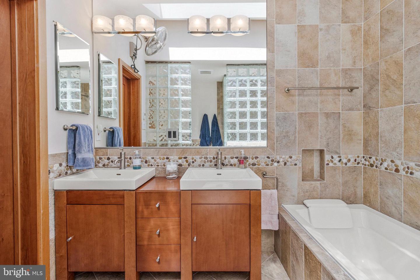 4520 39TH ST N, ARLINGTON, Virginia 22207, 3 Bedrooms Bedrooms, 17 Rooms Rooms,3 BathroomsBathrooms,Residential,For sale,4520 39TH ST N,VAAR2063034 MLS # VAAR2063034