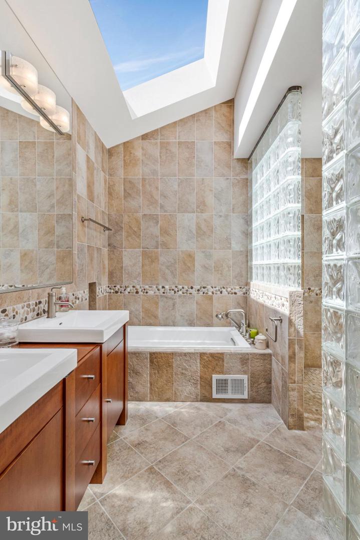 4520 39TH ST N, ARLINGTON, Virginia 22207, 3 Bedrooms Bedrooms, 17 Rooms Rooms,3 BathroomsBathrooms,Residential,For sale,4520 39TH ST N,VAAR2063034 MLS # VAAR2063034