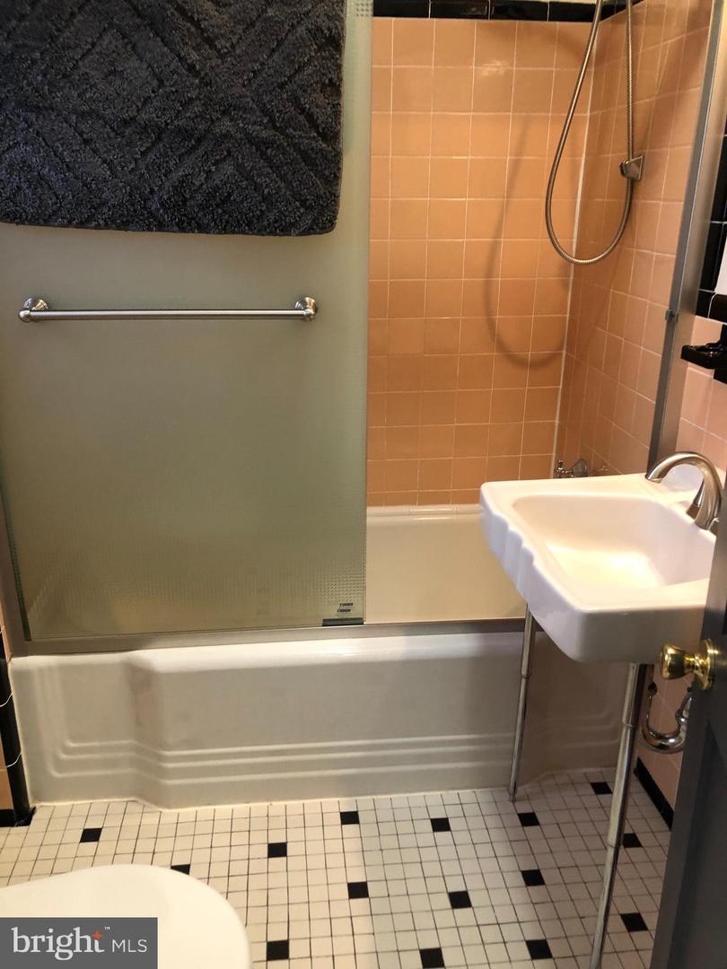 5432 N 23RD ST, ARLINGTON, Virginia 22205, 3 Bedrooms Bedrooms, 7 Rooms Rooms,2 BathroomsBathrooms,Residential,For sale,5432 N 23RD ST,VAAR2063116 MLS # VAAR2063116