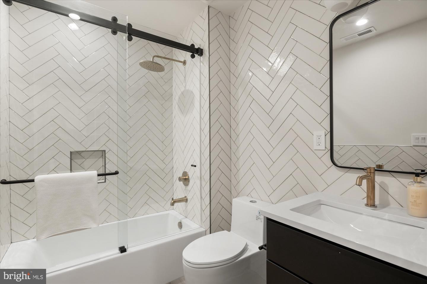 1115 RHODE ISLAND AVE NW, WASHINGTON, District Of Columbia 20005, 5 Bedrooms Bedrooms, ,4 BathroomsBathrooms,Residential,For sale,1115 RHODE ISLAND AVE NW,DCDC2220284 MLS # DCDC2220284