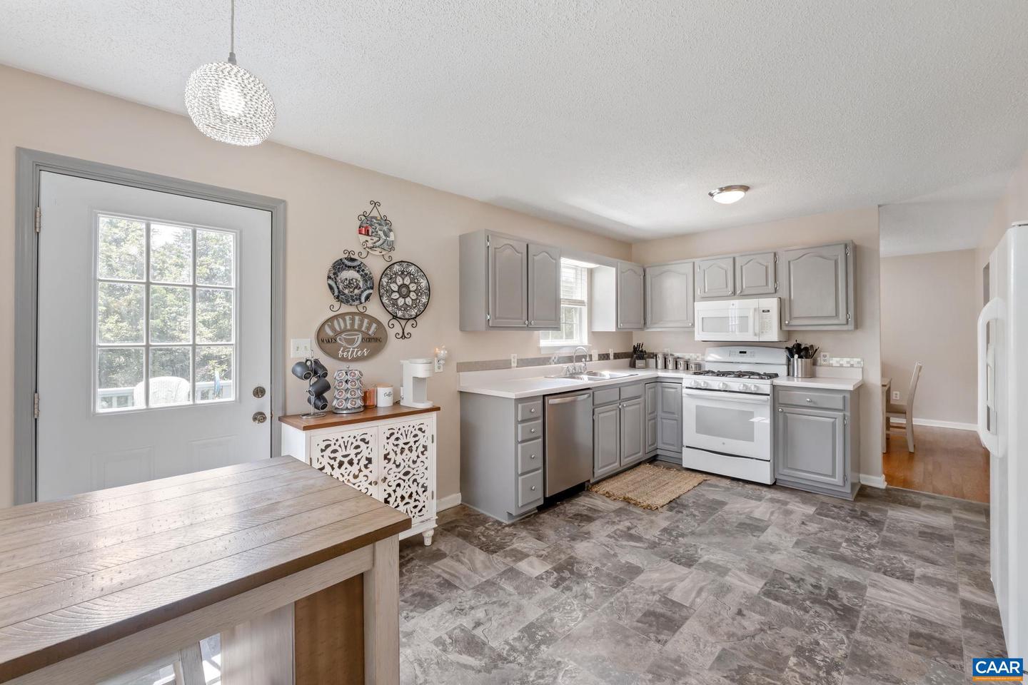 22 SINGING PINES LN, STAUNTON, Virginia 24401, 3 Bedrooms Bedrooms, ,2 BathroomsBathrooms,Residential,For sale,22 SINGING PINES LN,668581 MLS # 668581