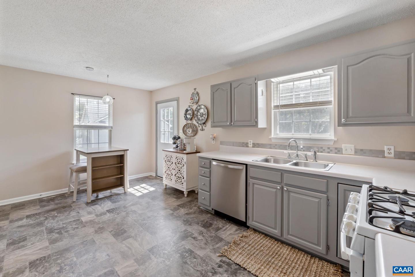 22 SINGING PINES LN, STAUNTON, Virginia 24401, 3 Bedrooms Bedrooms, ,2 BathroomsBathrooms,Residential,For sale,22 SINGING PINES LN,668581 MLS # 668581