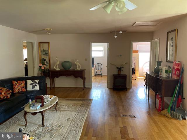 5213 MONTGOMERY ST, SPRINGFIELD, Virginia 22151, 4 Bedrooms Bedrooms, 6 Rooms Rooms,2 BathroomsBathrooms,Residential,For sale,5213 MONTGOMERY ST,VAFX2264760 MLS # VAFX2264760
