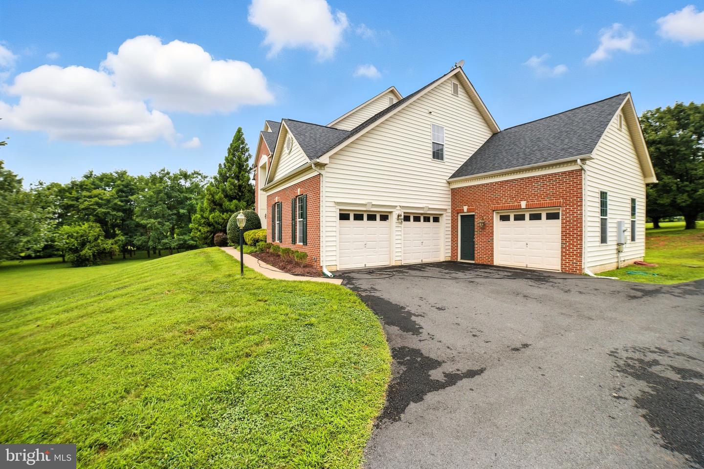 42037 HEATERS ISLAND CT, LEESBURG, Virginia 20176, 5 Bedrooms Bedrooms, ,4 BathroomsBathrooms,Residential,For sale,42037 HEATERS ISLAND CT,VALO2088240 MLS # VALO2088240