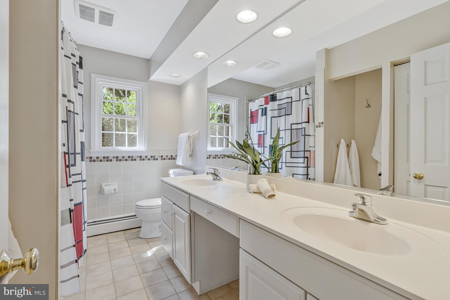 8205 DUNSINANE CT, MCLEAN, Virginia 22102, 5 Bedrooms Bedrooms, ,3 BathroomsBathrooms,Residential,For sale,8205 DUNSINANE CT,VAFX2248066 MLS # VAFX2248066