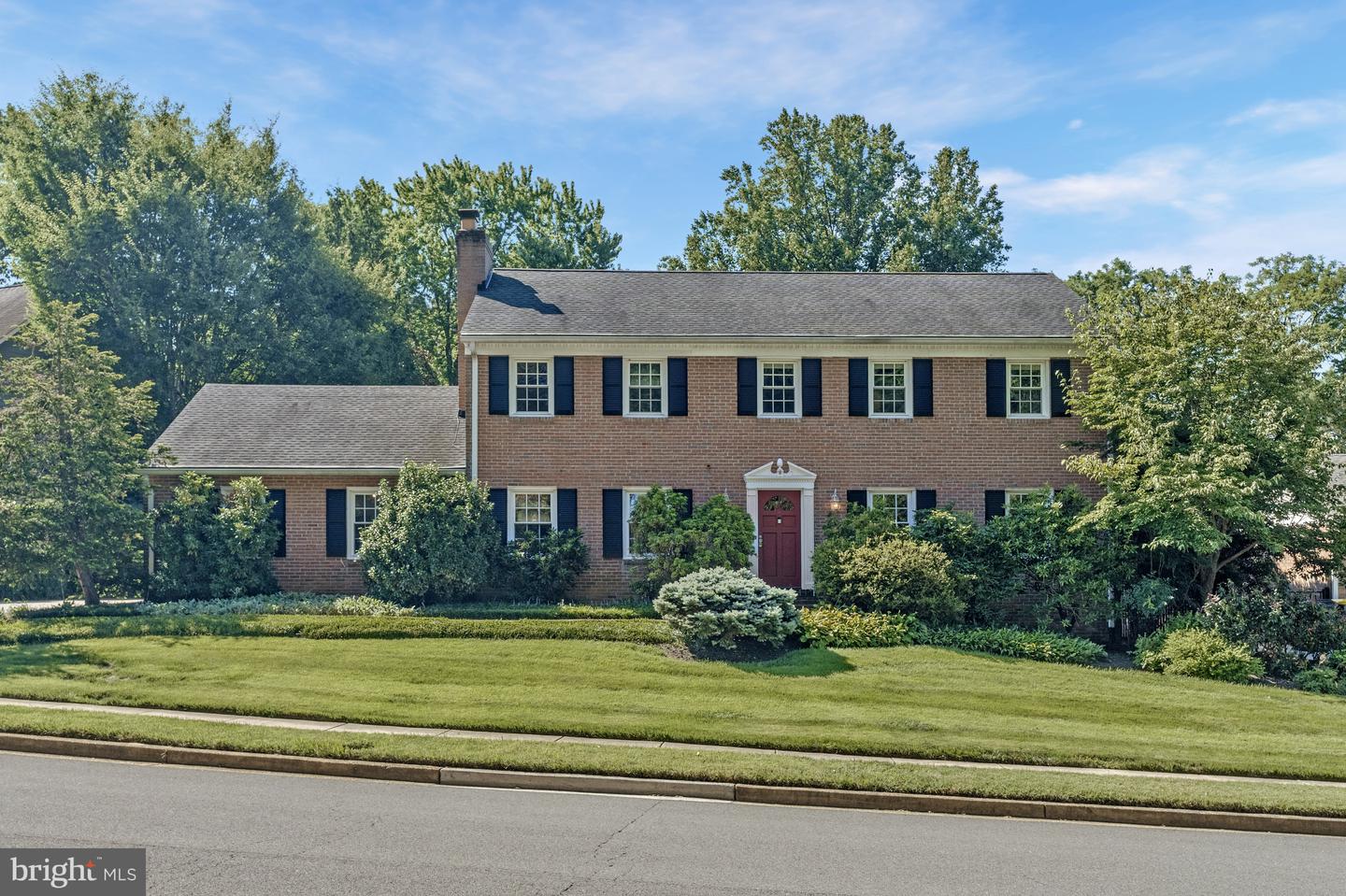 8205 DUNSINANE CT, MCLEAN, Virginia 22102, 5 Bedrooms Bedrooms, ,3 BathroomsBathrooms,Residential,For sale,8205 DUNSINANE CT,VAFX2248066 MLS # VAFX2248066