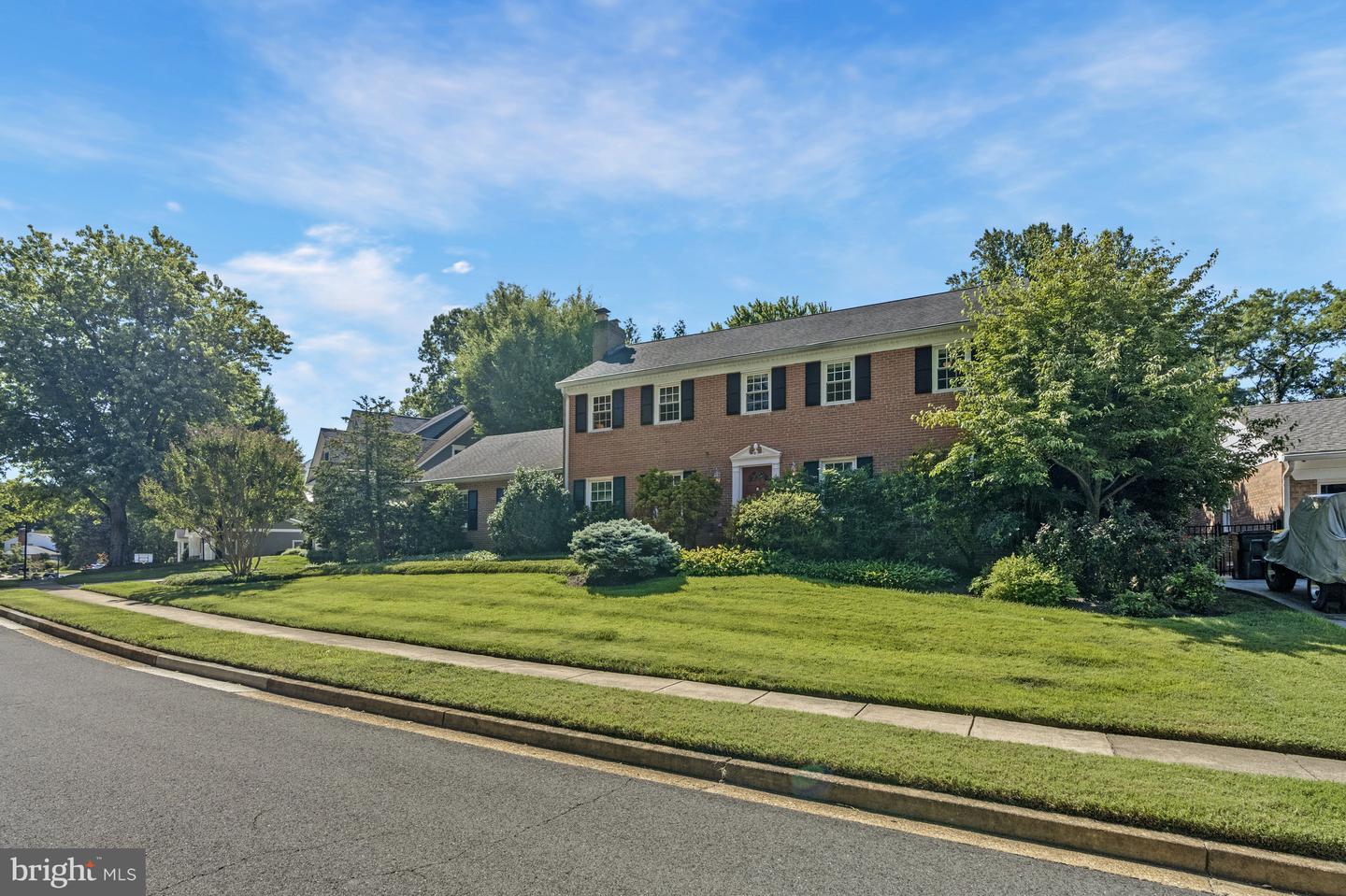 8205 DUNSINANE CT, MCLEAN, Virginia 22102, 5 Bedrooms Bedrooms, ,3 BathroomsBathrooms,Residential,For sale,8205 DUNSINANE CT,VAFX2248066 MLS # VAFX2248066