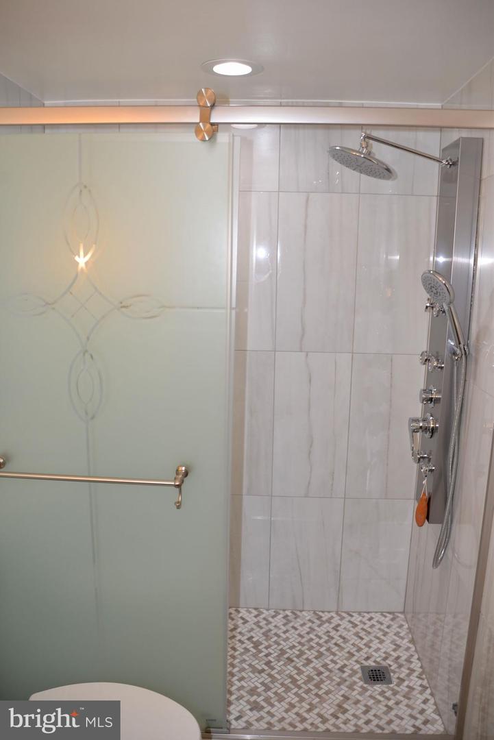 1800 OLD MEADOW RD #713, MCLEAN, Virginia 22102, 2 Bedrooms Bedrooms, 4 Rooms Rooms,2 BathroomsBathrooms,Residential,For sale,1800 OLD MEADOW RD #713,VAFX2260636 MLS # VAFX2260636