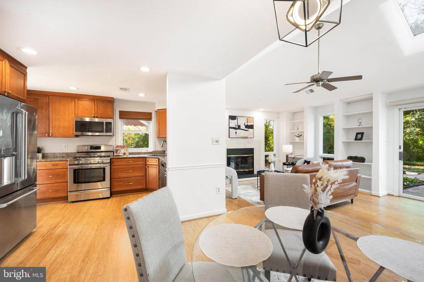 ALEXANDRIA, Virginia 22302, 2 Bedrooms Bedrooms, ,2 BathroomsBathrooms,Residential,For sale,VAAX2048998 MLS # VAAX2048998