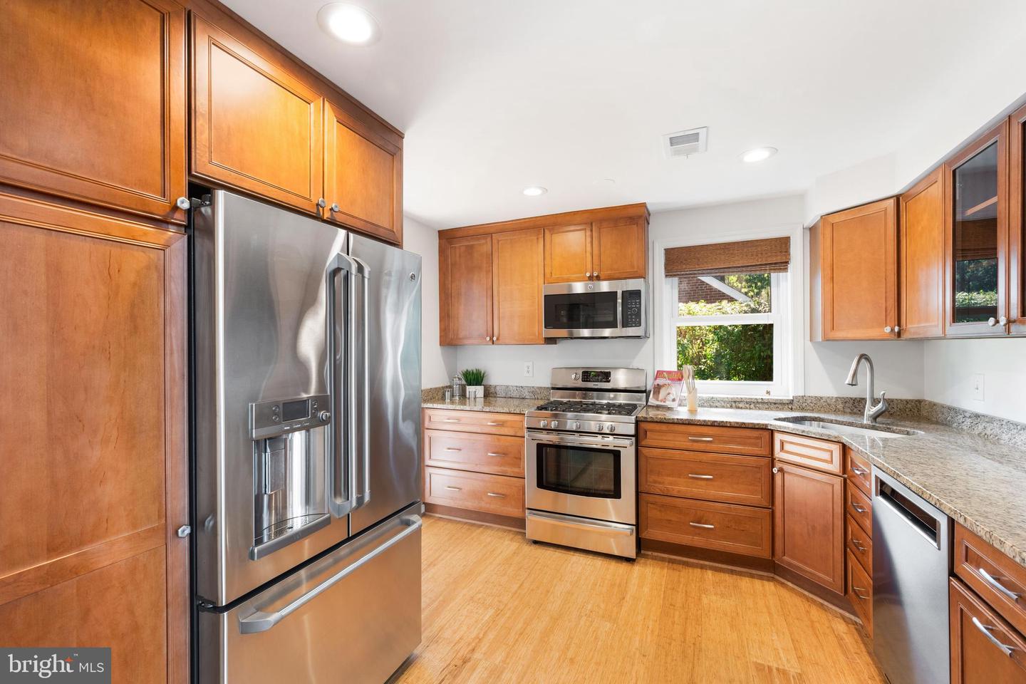 ALEXANDRIA, Virginia 22302, 2 Bedrooms Bedrooms, ,2 BathroomsBathrooms,Residential,For sale,VAAX2048998 MLS # VAAX2048998