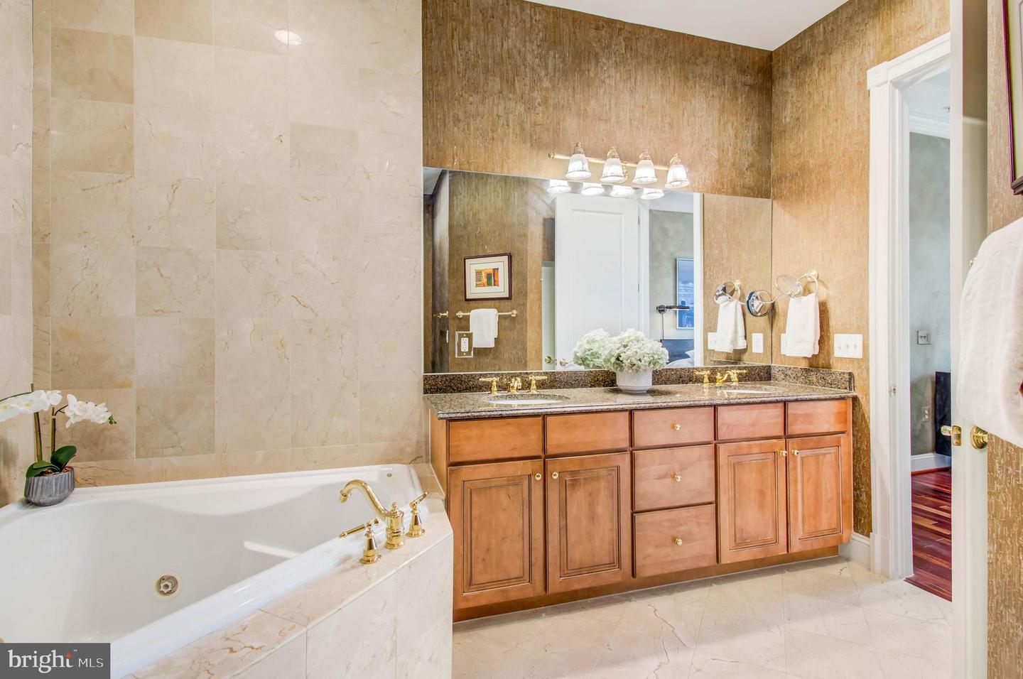 2801 LANGSTON BLVD #302, ARLINGTON, Virginia 22201, 2 Bedrooms Bedrooms, ,2 BathroomsBathrooms,Residential,For sale,2801 LANGSTON BLVD #302,VAAR2062774 MLS # VAAR2062774
