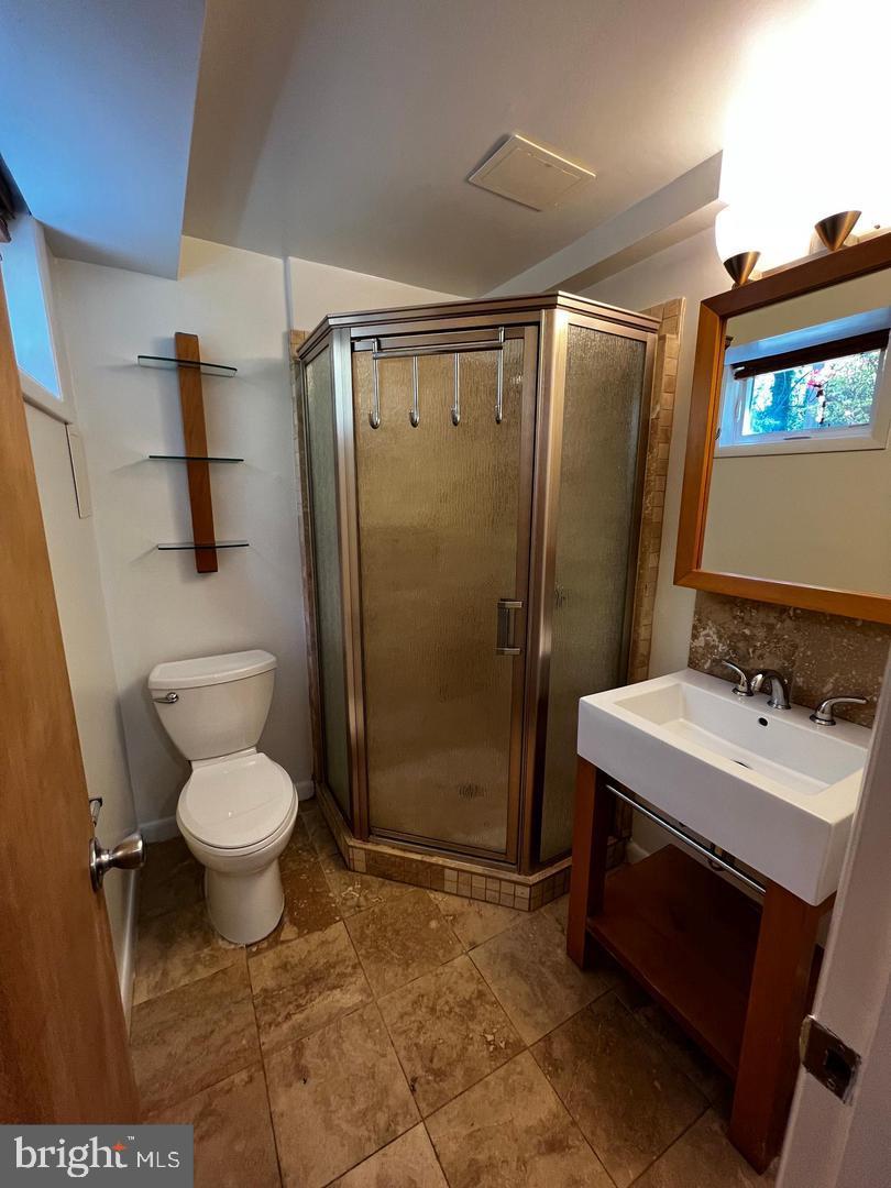 6523 KERNS RD, FALLS CHURCH, Virginia 22044, 4 Bedrooms Bedrooms, ,4 BathroomsBathrooms,Residential,For sale,6523 KERNS RD,VAFX2263872 MLS # VAFX2263872