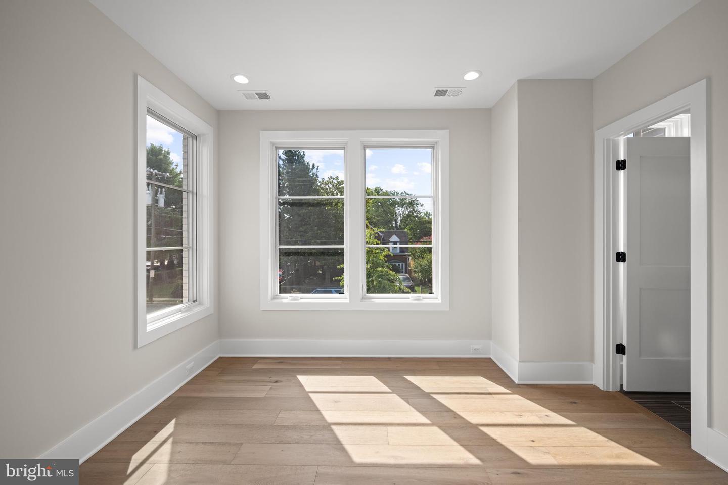 4771 26TH ST N, ARLINGTON, Virginia 22207, 5 Bedrooms Bedrooms, ,5 BathroomsBathrooms,Residential,For sale,4771 26TH ST N,VAAR2063122 MLS # VAAR2063122
