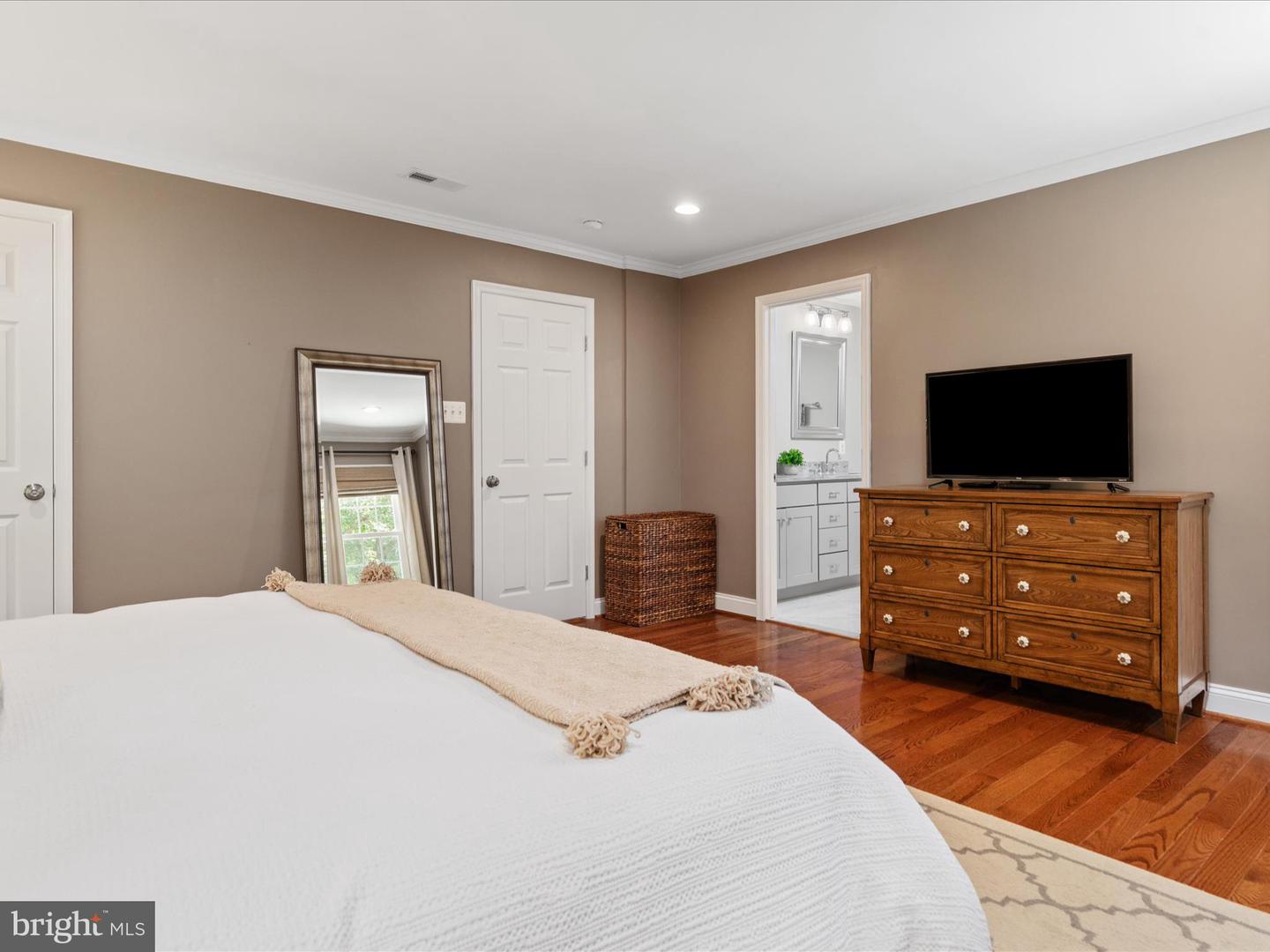2200 LOMOND CT, VIENNA, Virginia 22181, 5 Bedrooms Bedrooms, ,3 BathroomsBathrooms,Residential,For sale,2200 LOMOND CT,VAFX2246376 MLS # VAFX2246376