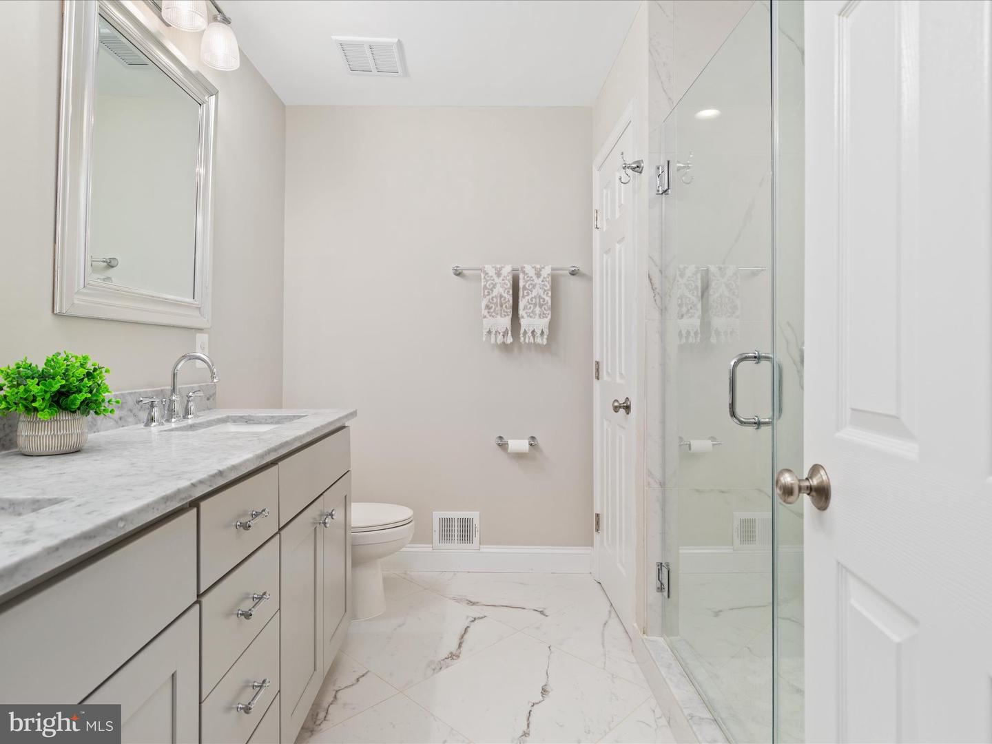 2200 LOMOND CT, VIENNA, Virginia 22181, 5 Bedrooms Bedrooms, ,3 BathroomsBathrooms,Residential,For sale,2200 LOMOND CT,VAFX2246376 MLS # VAFX2246376