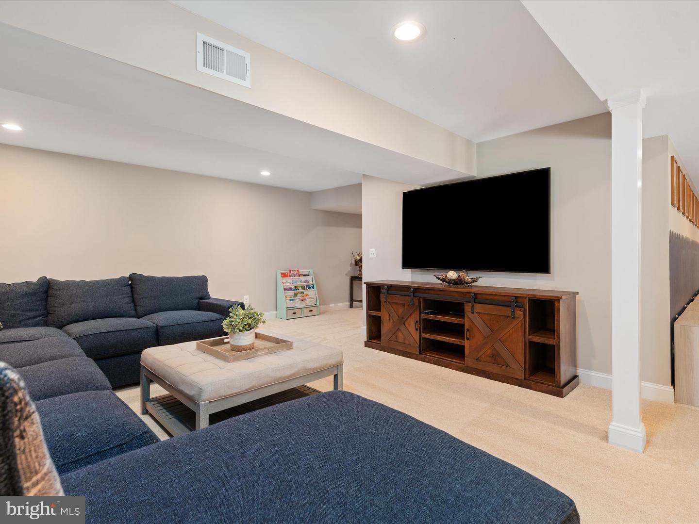 2200 LOMOND CT, VIENNA, Virginia 22181, 5 Bedrooms Bedrooms, ,3 BathroomsBathrooms,Residential,For sale,2200 LOMOND CT,VAFX2246376 MLS # VAFX2246376