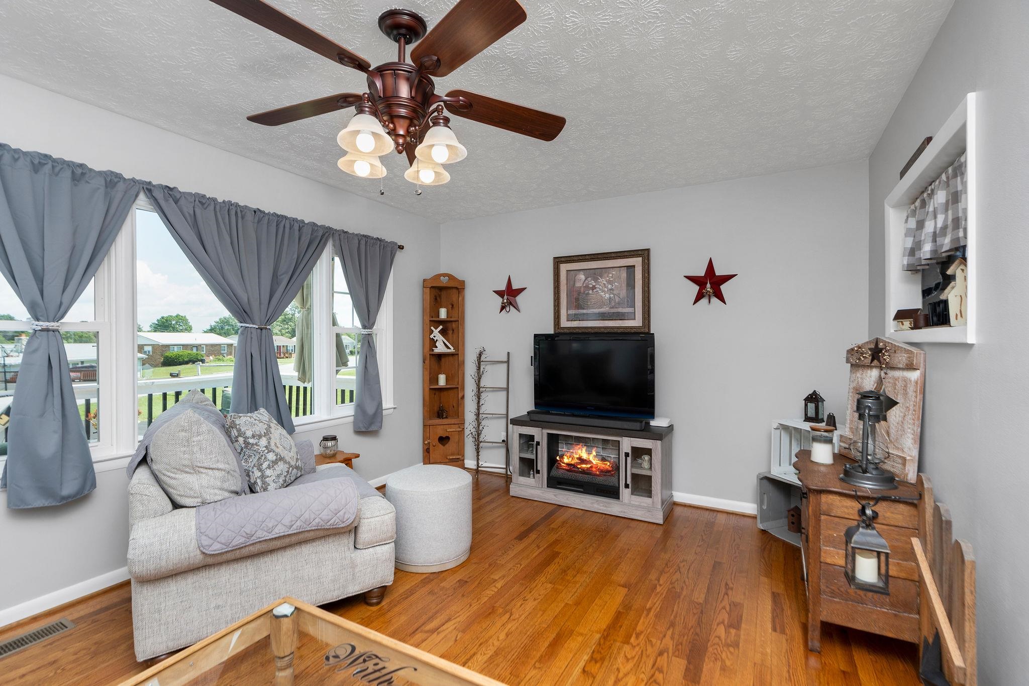 61 KENDRICK AVE, VERONA, Virginia 24482, 3 Bedrooms Bedrooms, ,1 BathroomBathrooms,Residential,61 KENDRICK AVE,668645 MLS # 668645